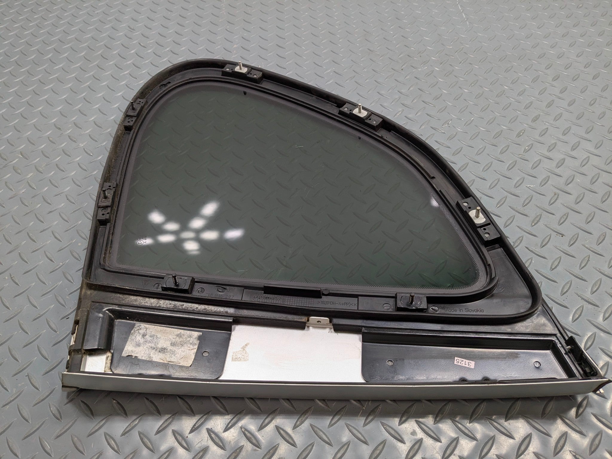 2004 - 2006 OEM PORSCHE CAYENNE V6 REAR LEFT SIDE QUARTER WINDOW VENT GLASS