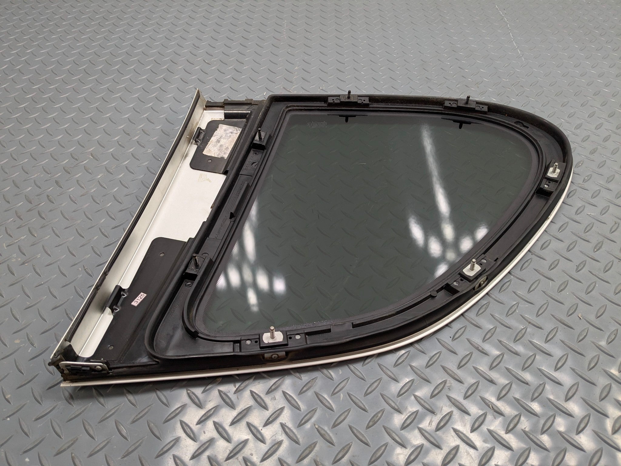 2004 - 2006 OEM PORSCHE CAYENNE V6 REAR LEFT SIDE QUARTER WINDOW VENT GLASS