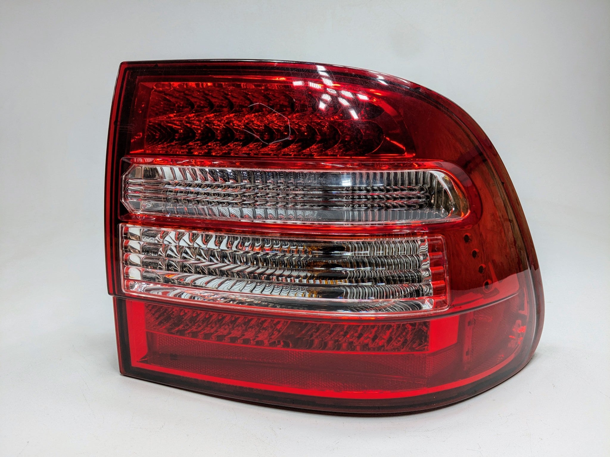 2004 - 2006 OEM PORSCHE CAYENNE V6 REAR RIGHT PASSENGER SIDE TAIL LIGHT ASSEMBLY