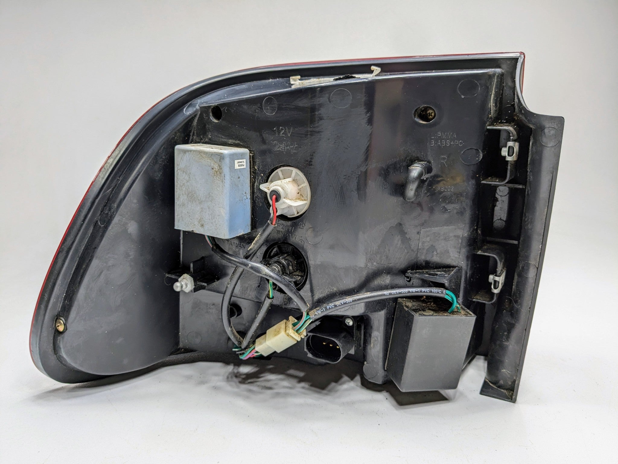 2004 - 2006 OEM PORSCHE CAYENNE V6 REAR RIGHT PASSENGER SIDE TAIL LIGHT ASSEMBLY