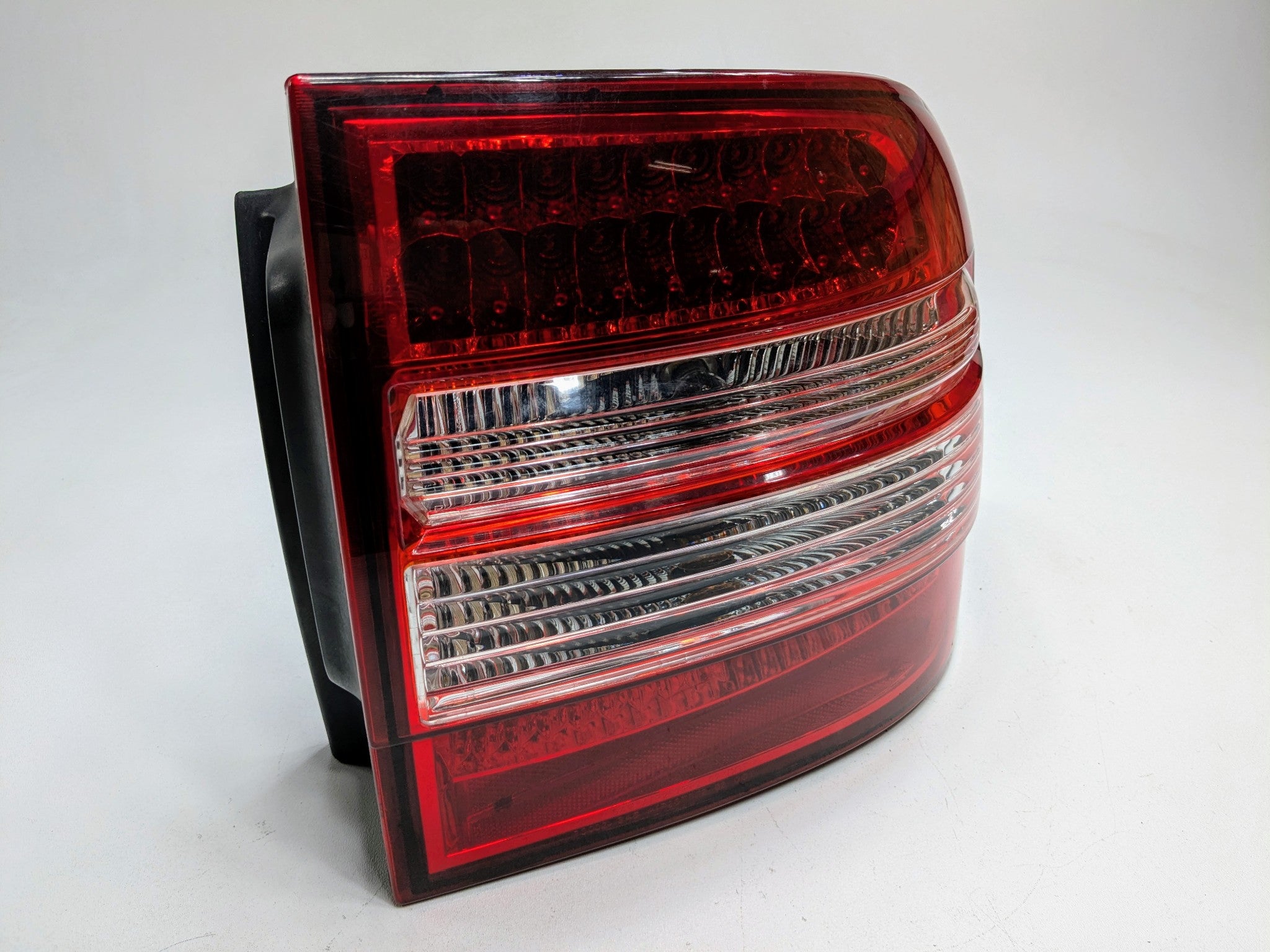 2004 - 2006 OEM PORSCHE CAYENNE V6 REAR RIGHT PASSENGER SIDE TAIL LIGHT ASSEMBLY