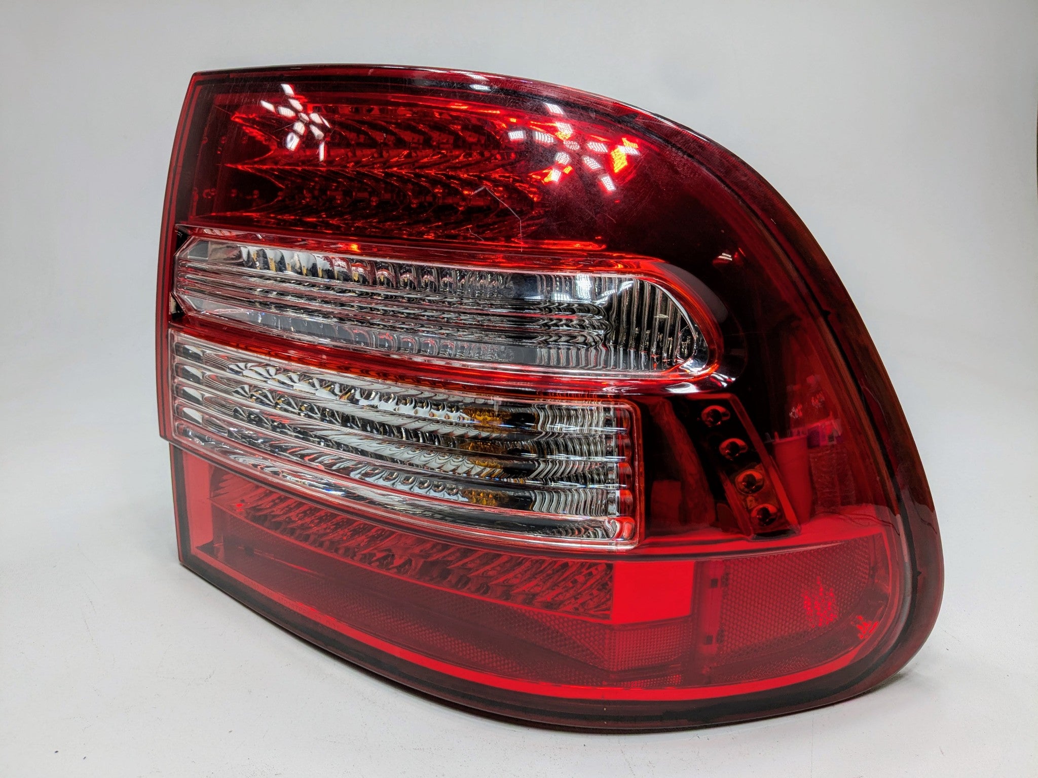 2004 - 2006 OEM PORSCHE CAYENNE V6 REAR RIGHT PASSENGER SIDE TAIL LIGHT ASSEMBLY
