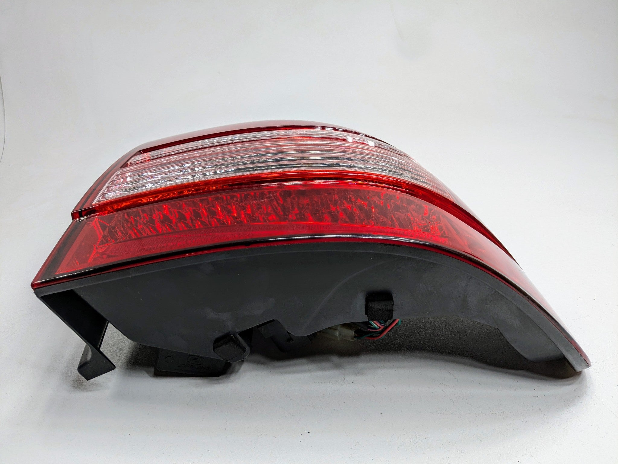 2004 - 2006 OEM PORSCHE CAYENNE V6 REAR RIGHT PASSENGER SIDE TAIL LIGHT ASSEMBLY