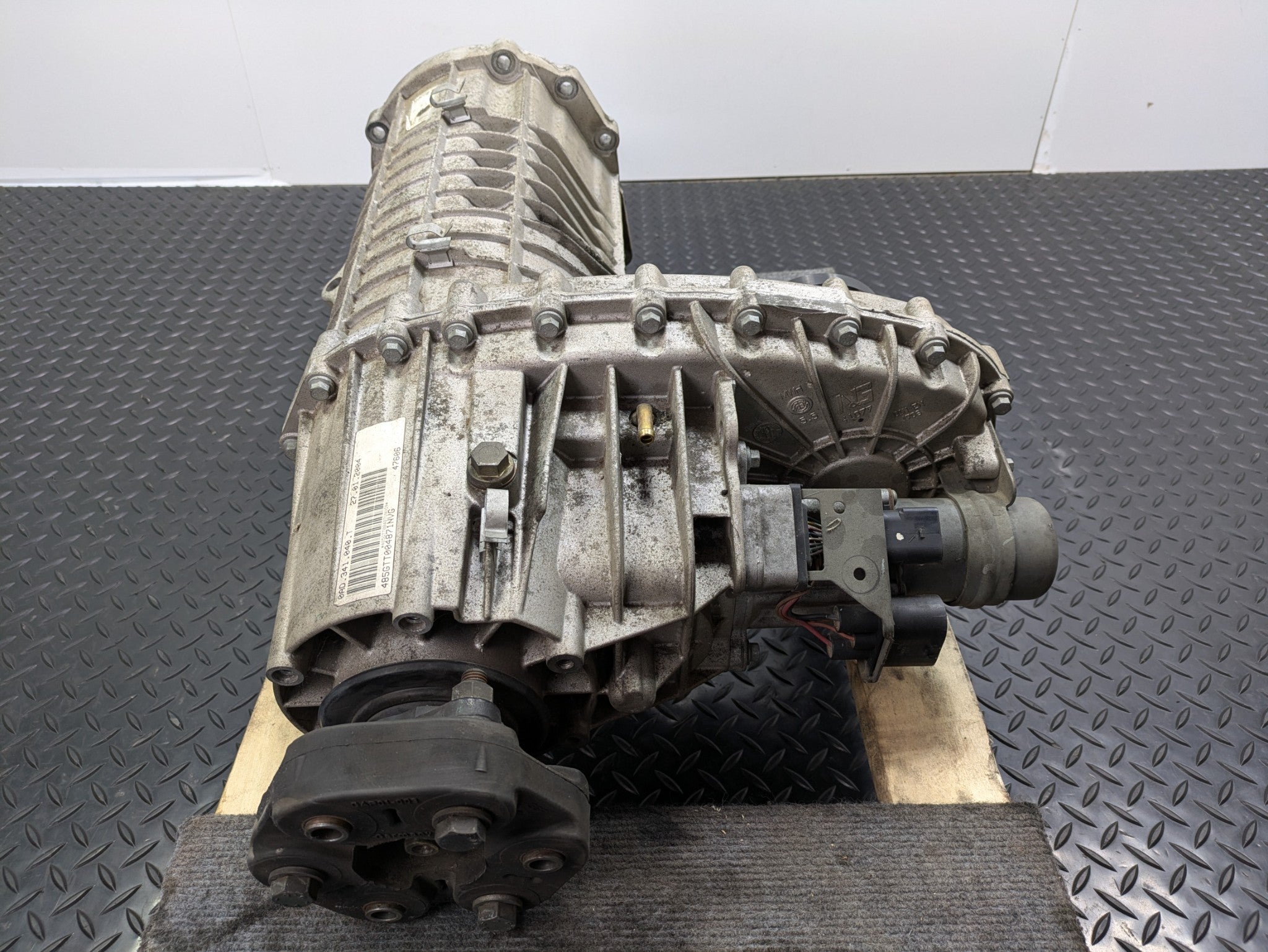 2004 - 2006 OEM PORSCHE CAYENNE V6 3.2L AT TRANSFER CASE W/O TURBO