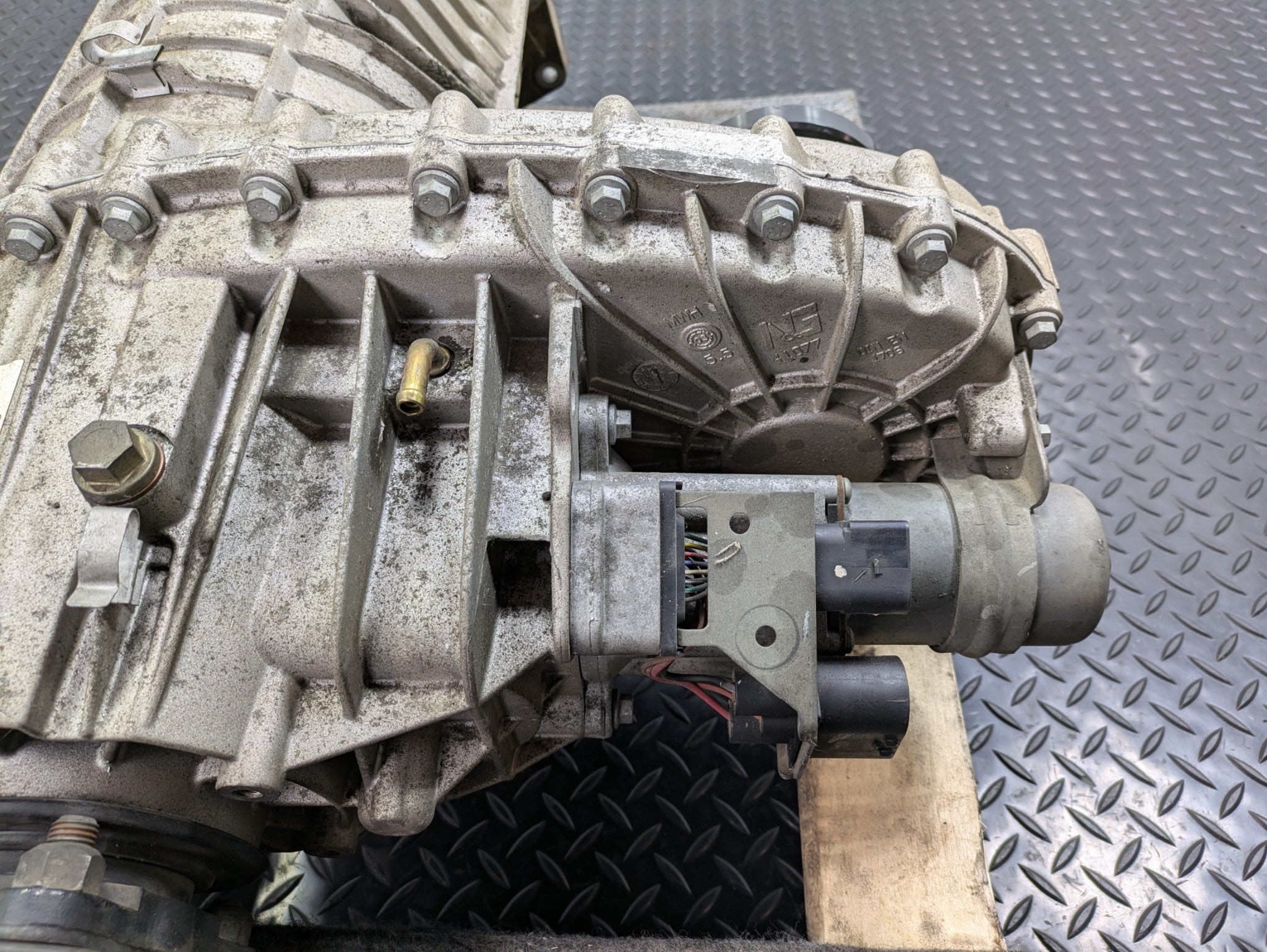 2004 - 2006 OEM PORSCHE CAYENNE V6 3.2L AT TRANSFER CASE W/O TURBO