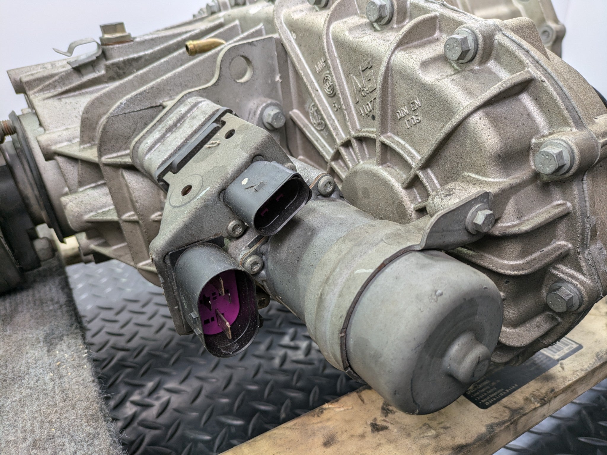 2004 - 2006 OEM PORSCHE CAYENNE V6 3.2L AT TRANSFER CASE W/O TURBO