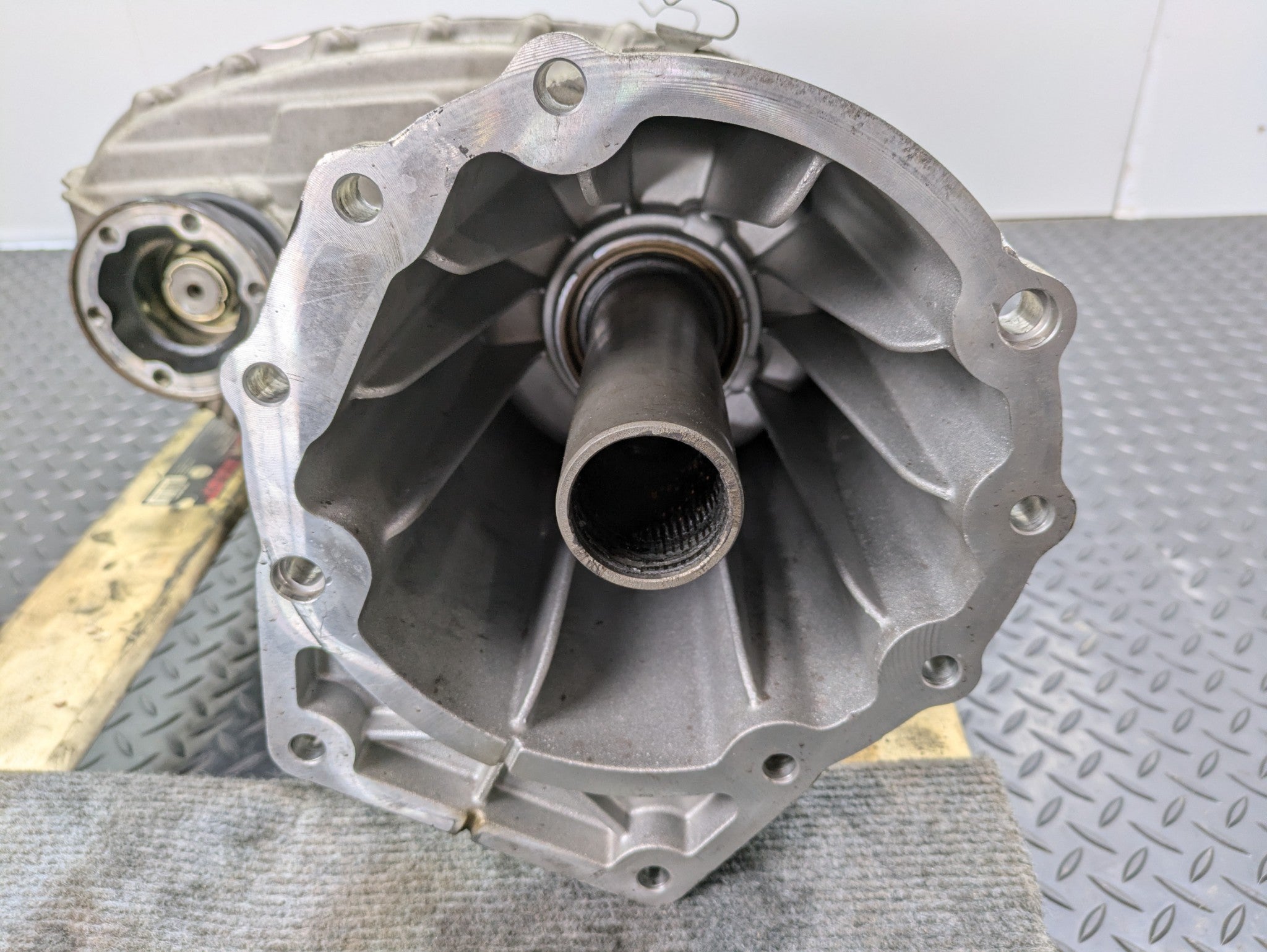 2004 - 2006 OEM PORSCHE CAYENNE V6 3.2L AT TRANSFER CASE W/O TURBO