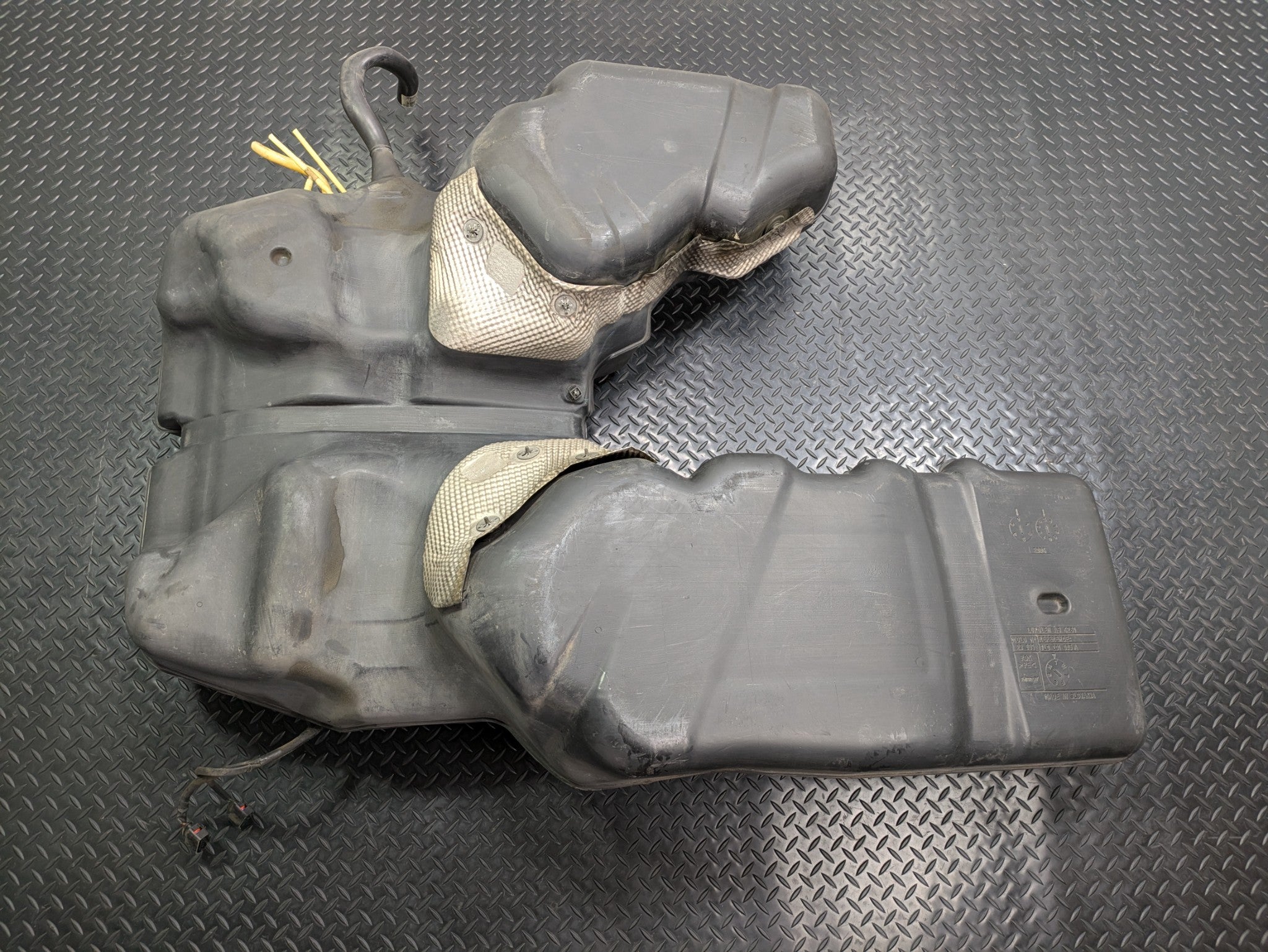 2004 - 2006 OEM PORSCHE CAYENNE V6 FUEL GAS TANK RESERVOIR ASSEMBLY