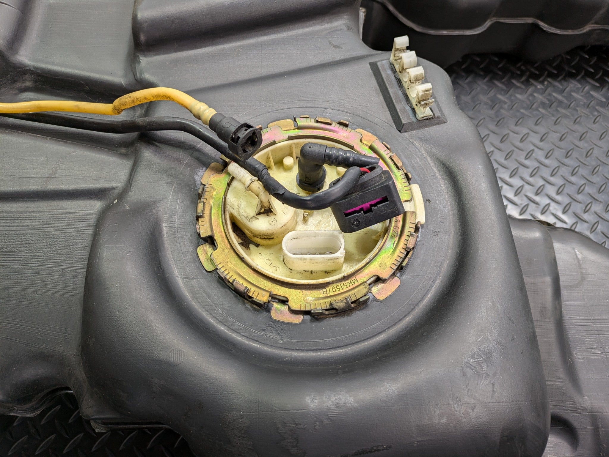 2004 - 2006 OEM PORSCHE CAYENNE V6 FUEL GAS TANK RESERVOIR ASSEMBLY