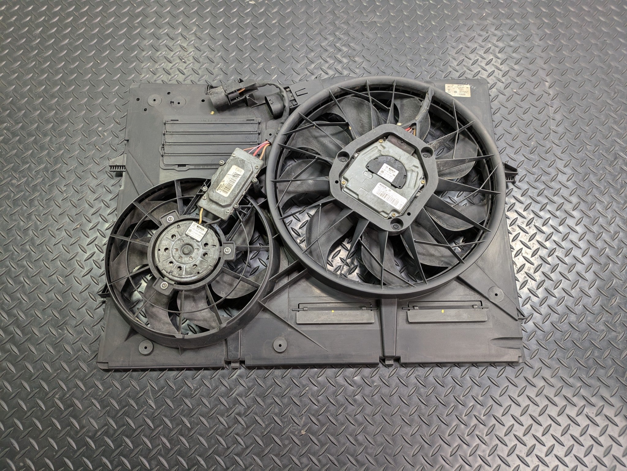 2004 - 2006 OEM PORSCHE CAYENNE V6 ENGINE MOTOR RADIATOR COOLING FAN WITH SHROUD