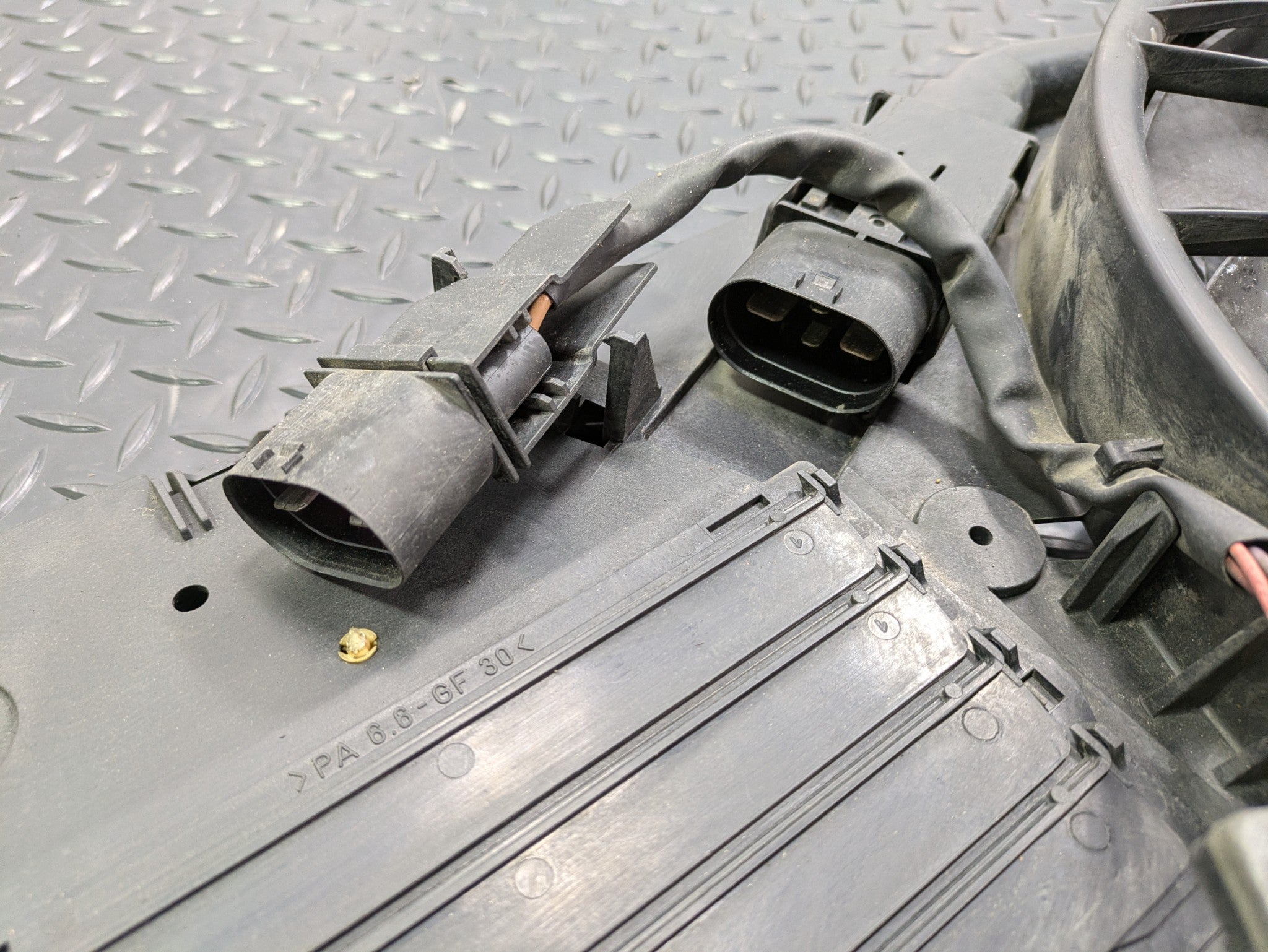 2004 - 2006 OEM PORSCHE CAYENNE V6 ENGINE MOTOR RADIATOR COOLING FAN WITH SHROUD
