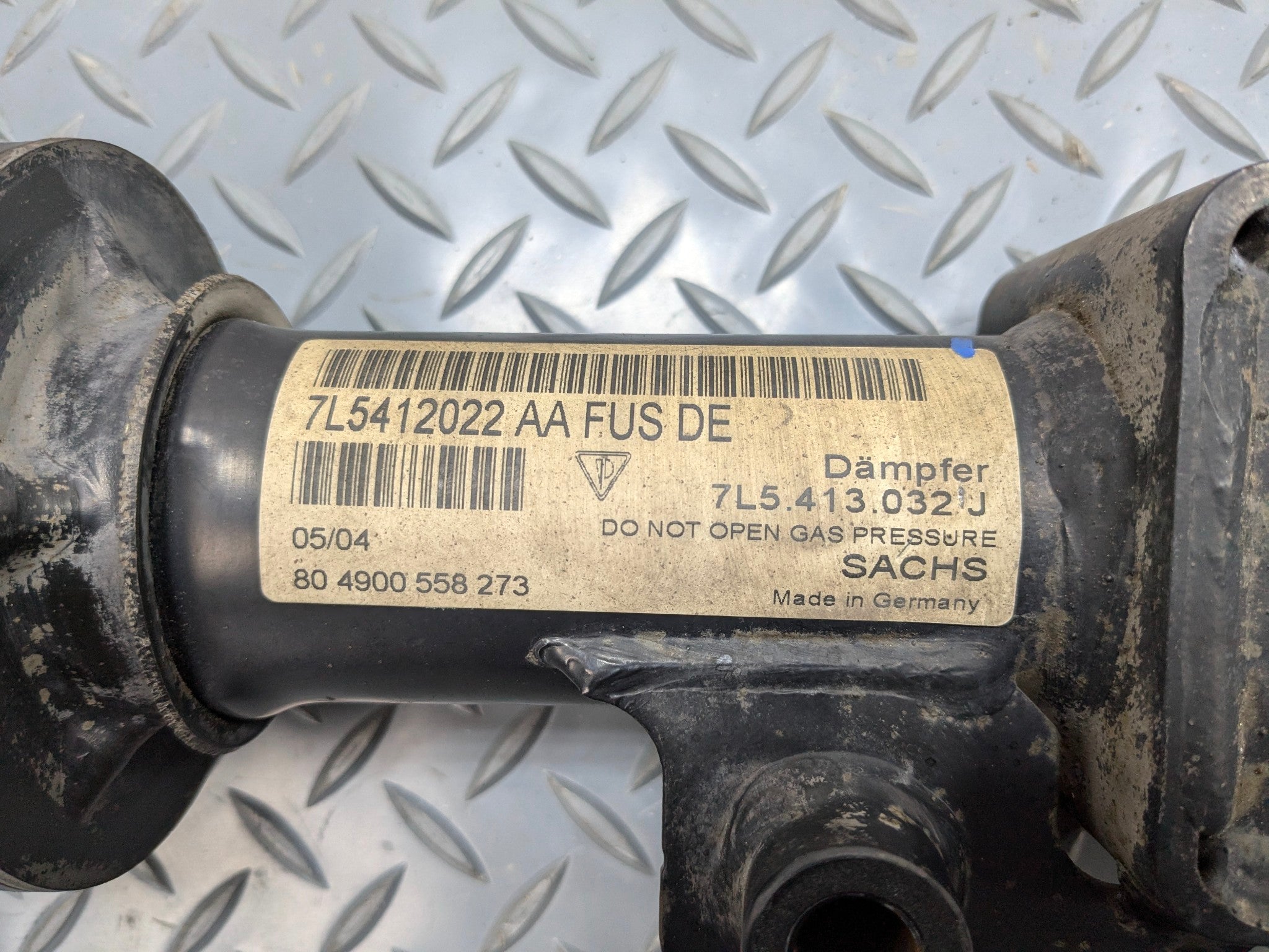 04 - 06 OEM PORSCHE CAYENNE V6 FRONT RIGHT SIDE SUSPENSION SHOCK STRUT ASSEMBLY