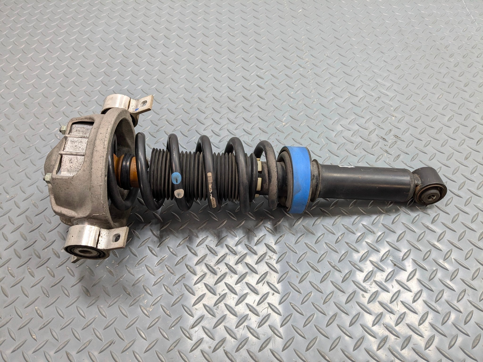 04 - 06 OEM PORSCHE CAYENNE V6 REAR RIGHT SIDE SUSPENSION SHOCK STRUT ASSEMBLY