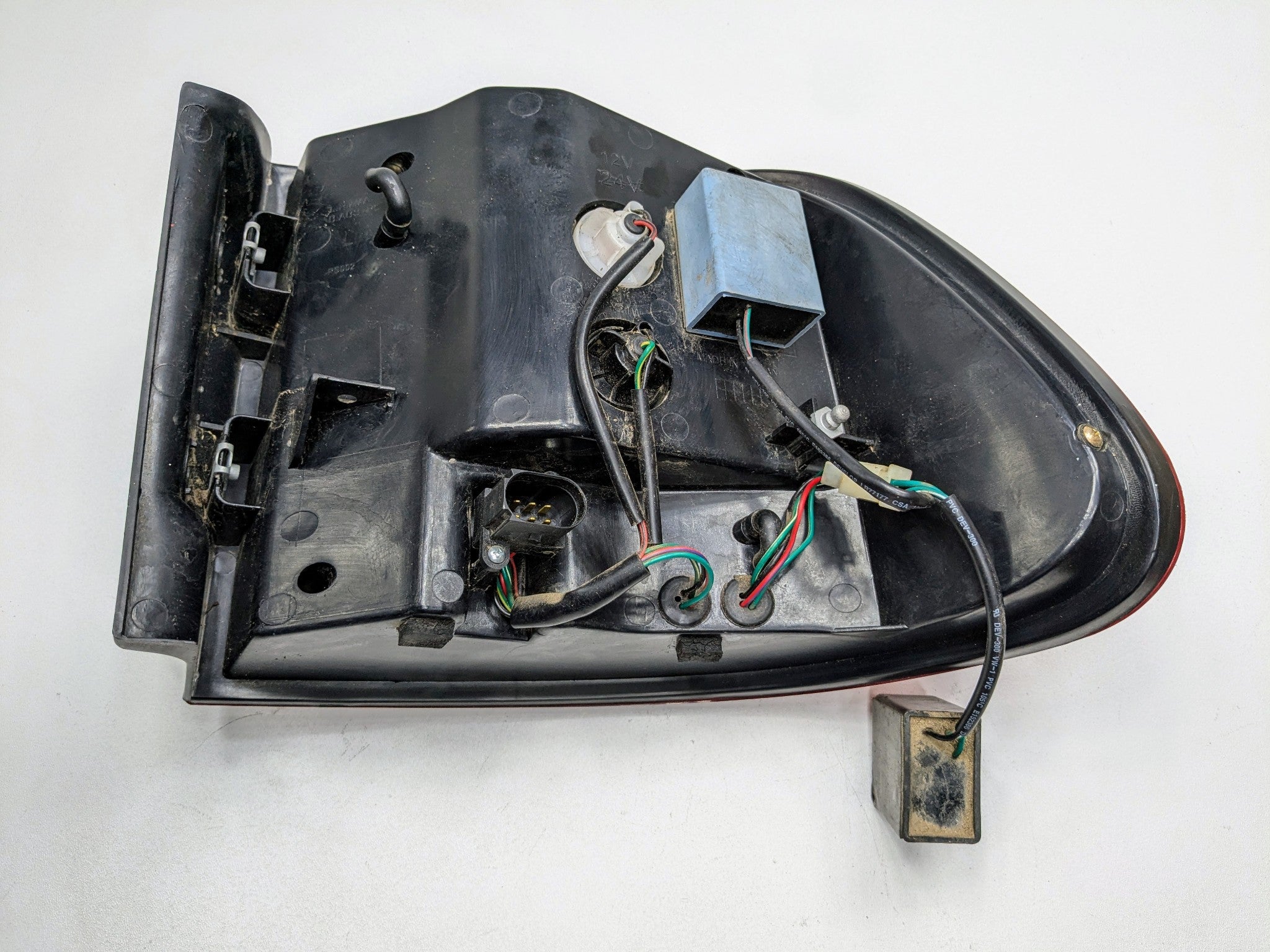 2004 - 2006 OEM PORSCHE CAYENNE V6 REAR LEFT DRIVER SIDE TAIL LIGHT ASSEMBLY