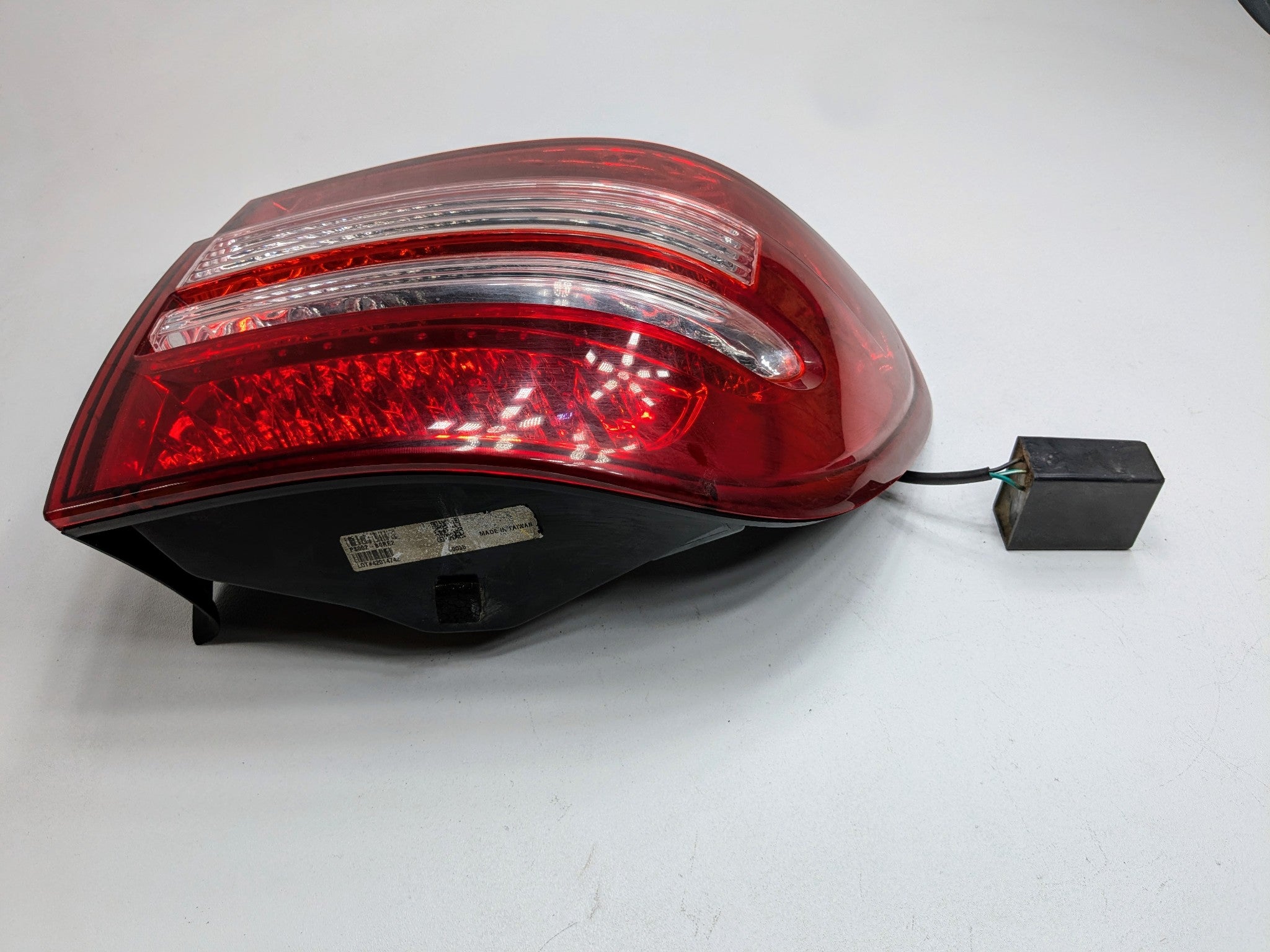 2004 - 2006 OEM PORSCHE CAYENNE V6 REAR LEFT DRIVER SIDE TAIL LIGHT ASSEMBLY