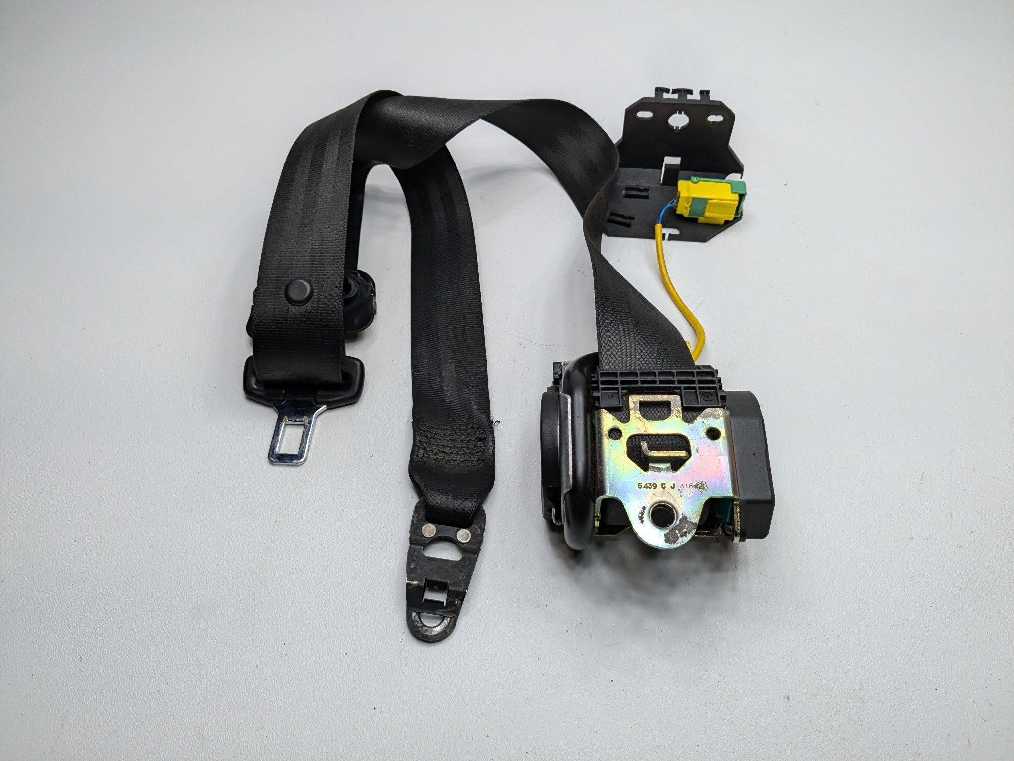 04 - 06 OEM PORSCHE CAYENNE V6 FRONT RIGHT PASSENGER SIDE SEAT BELT RETRACTOR