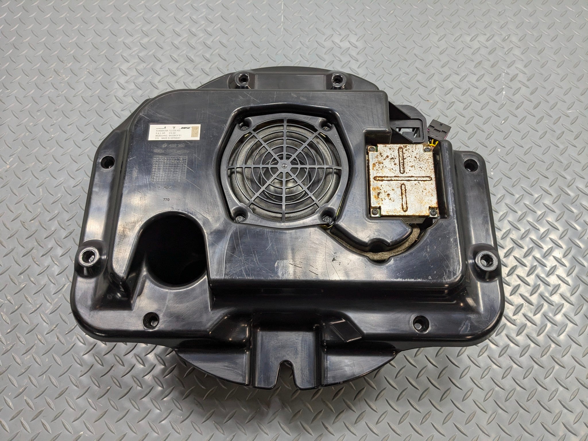 2004 - 2006 OEM PORSCHE CAYENNE V6 REAR TRUNK BOSE SUBWOOFER SPEAKER BOX