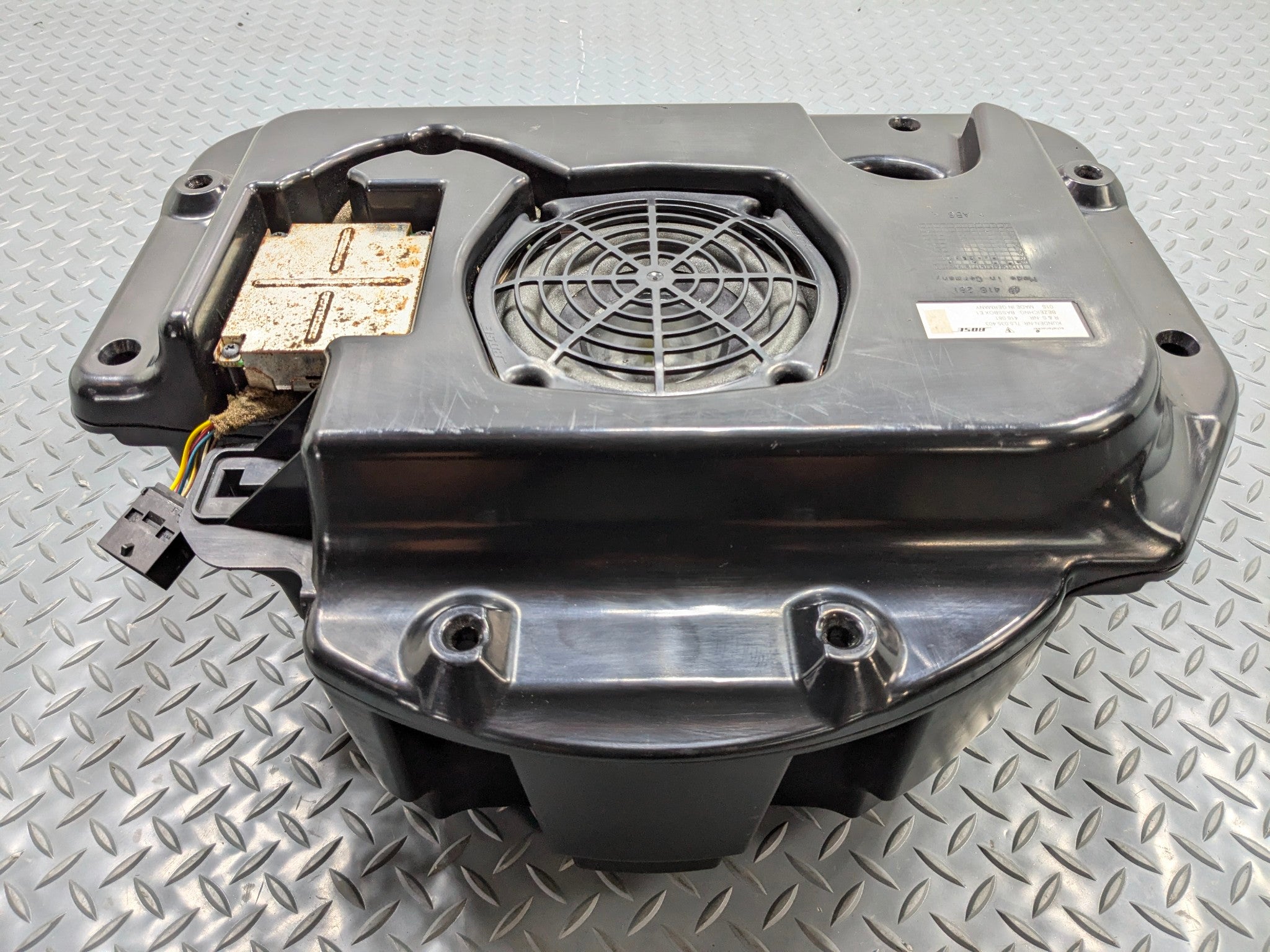 2004 - 2006 OEM PORSCHE CAYENNE V6 REAR TRUNK BOSE SUBWOOFER SPEAKER BOX