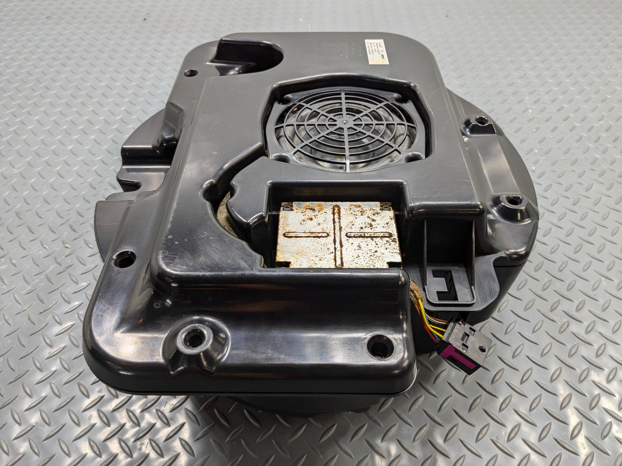 2004 - 2006 OEM PORSCHE CAYENNE V6 REAR TRUNK BOSE SUBWOOFER SPEAKER BOX