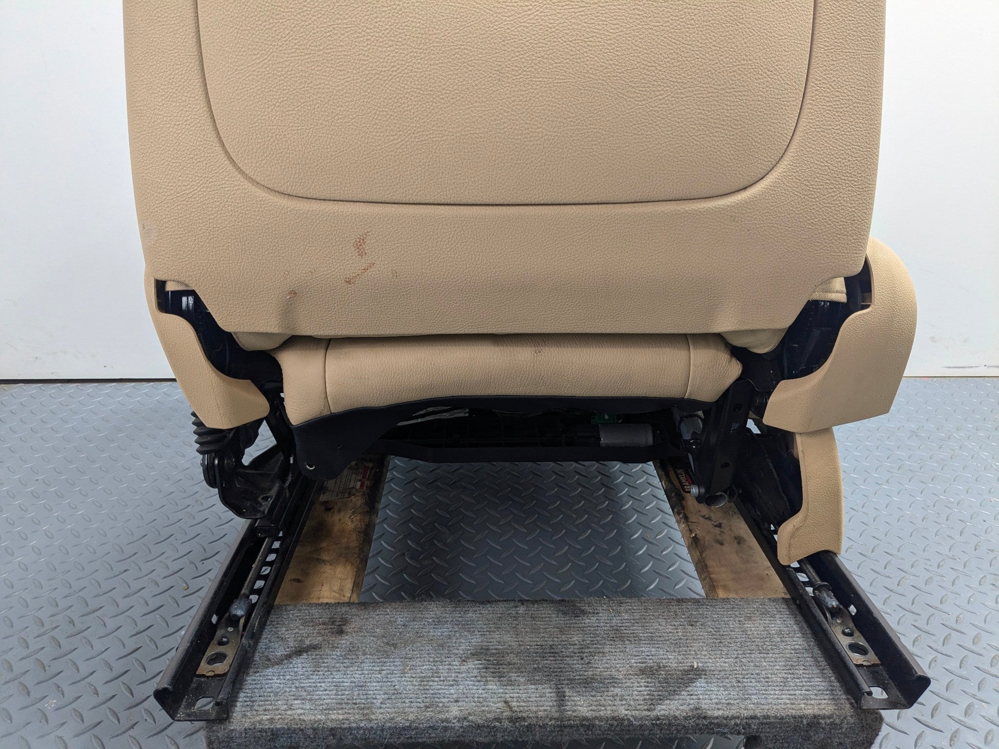 10 - 11 OEM BMW 535I GT FRONT RIGHT PASSENGER SIDE SEAT WITH HEADREST ASSEMBLY