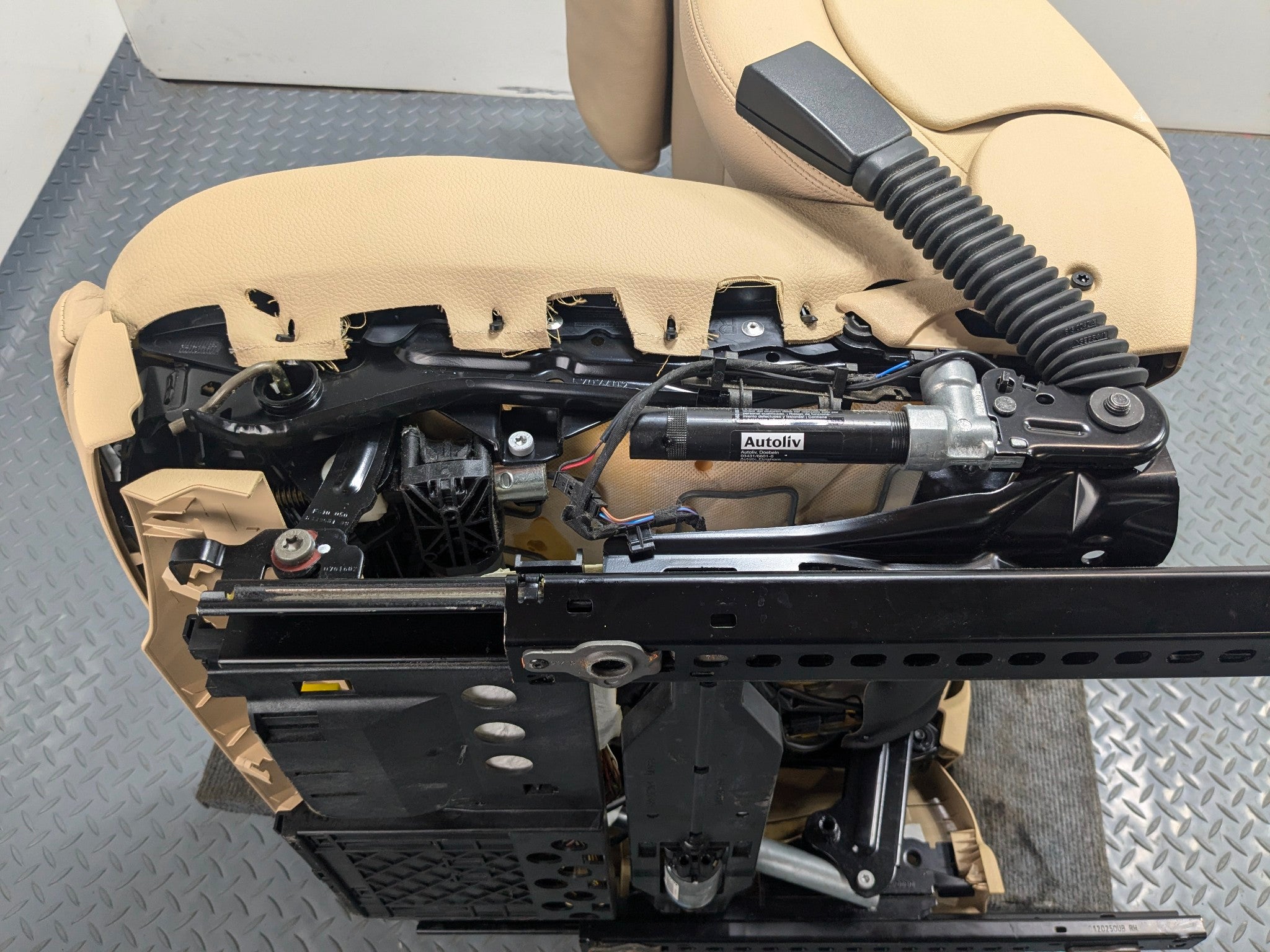 10 - 11 OEM BMW 535I GT FRONT RIGHT PASSENGER SIDE SEAT WITH HEADREST ASSEMBLY