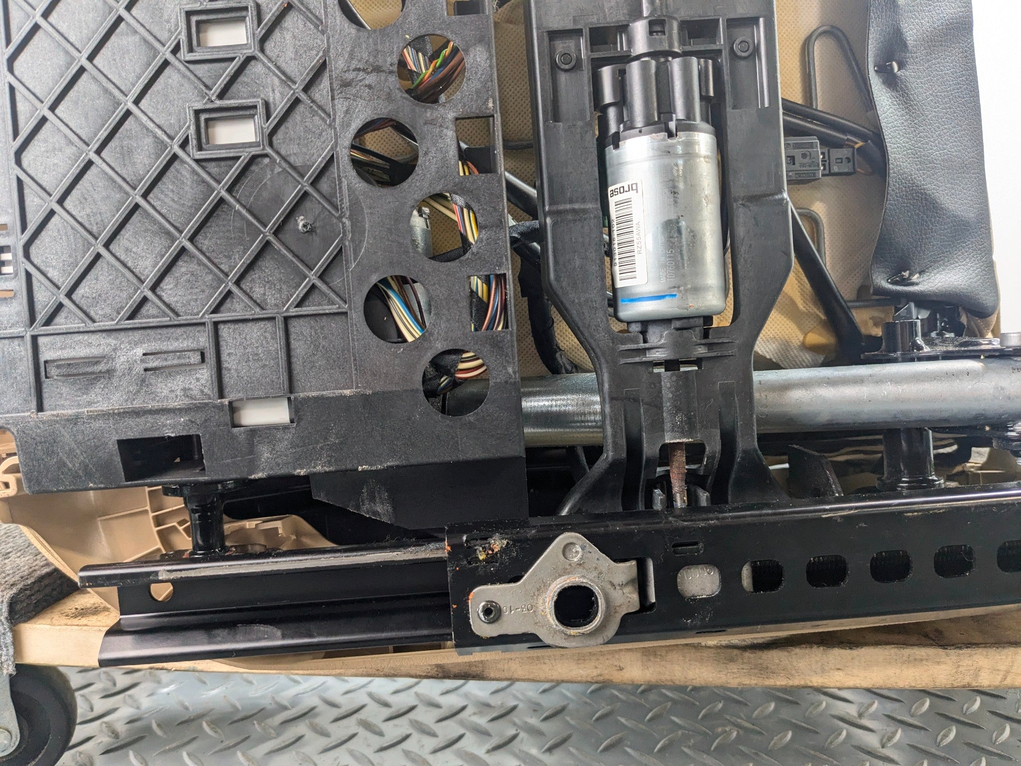 10 - 11 OEM BMW 535I GT FRONT RIGHT PASSENGER SIDE SEAT WITH HEADREST ASSEMBLY