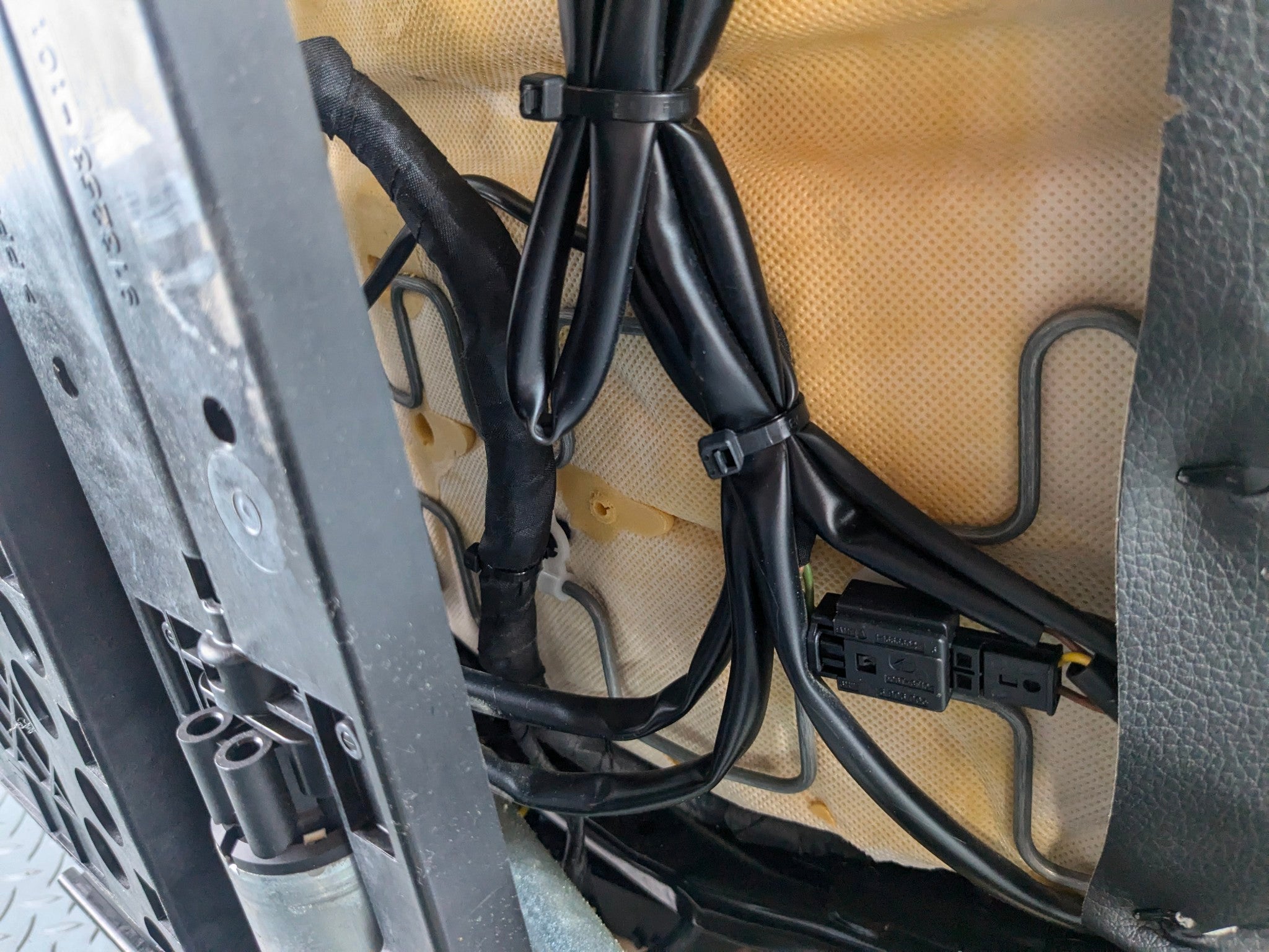 10 - 11 OEM BMW 535I GT FRONT RIGHT PASSENGER SIDE SEAT WITH HEADREST ASSEMBLY