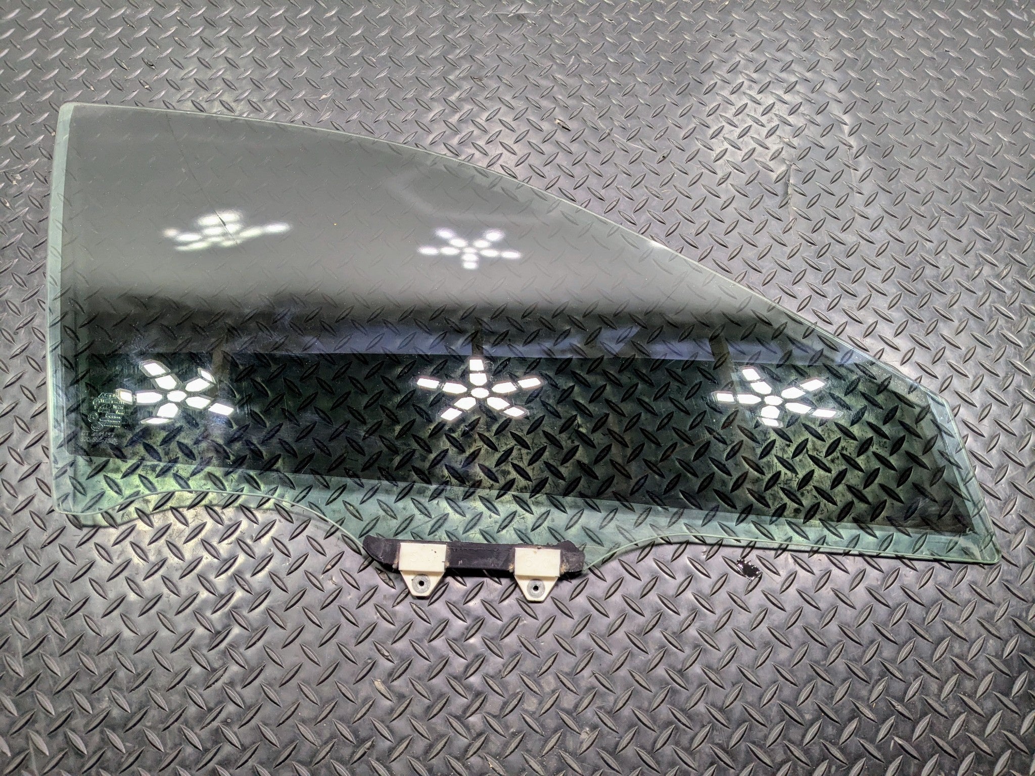 2004 - 2008 OEM ACURA TL FRONT RIGHT PASSENGER SIDE DOOR WINDOW GLASS