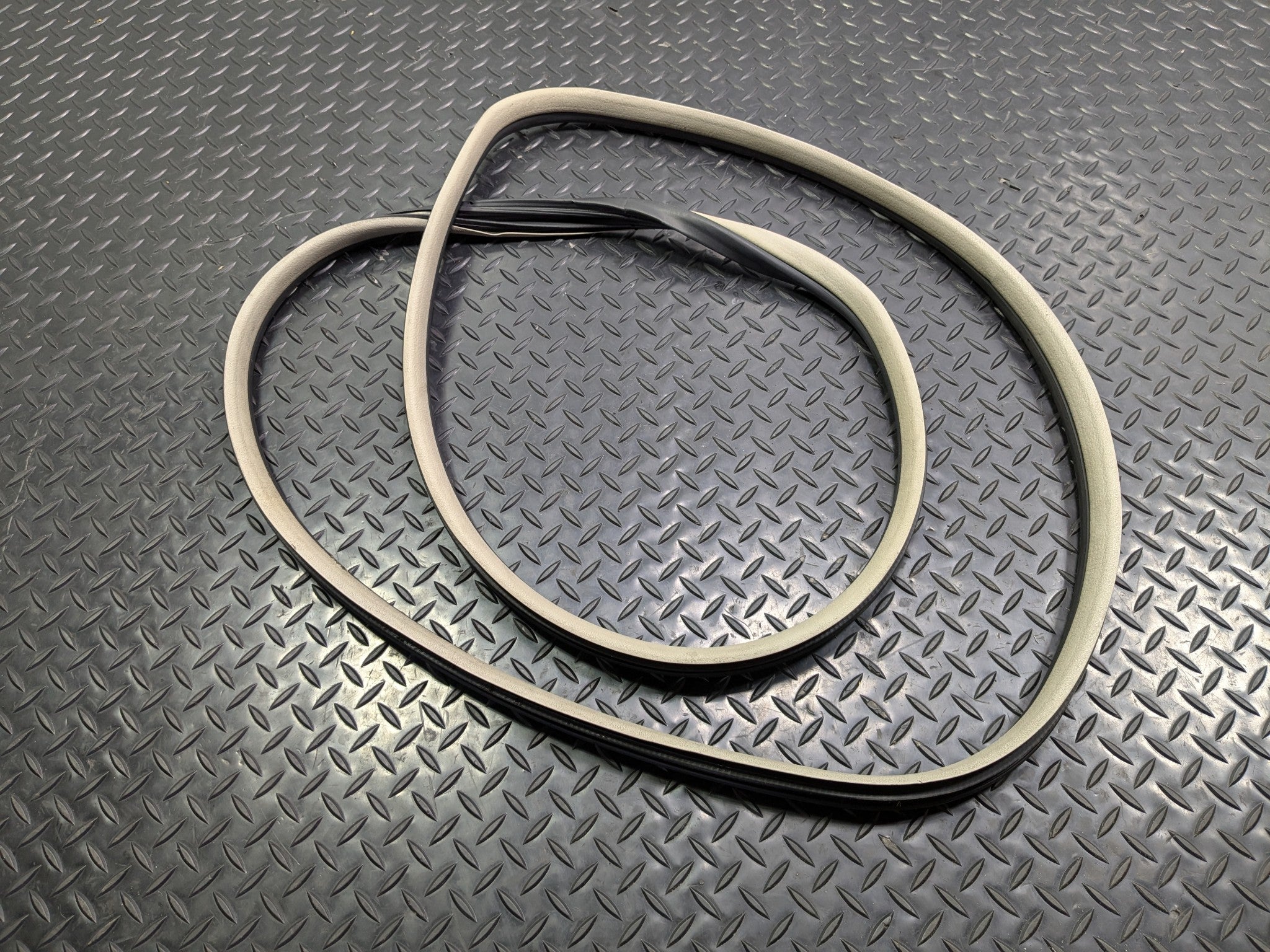04 - 08 OEM ACURA TL FRONT RIGHT PASSENGER SIDE DOOR SEAL WEATHERSTRIP RUBBER