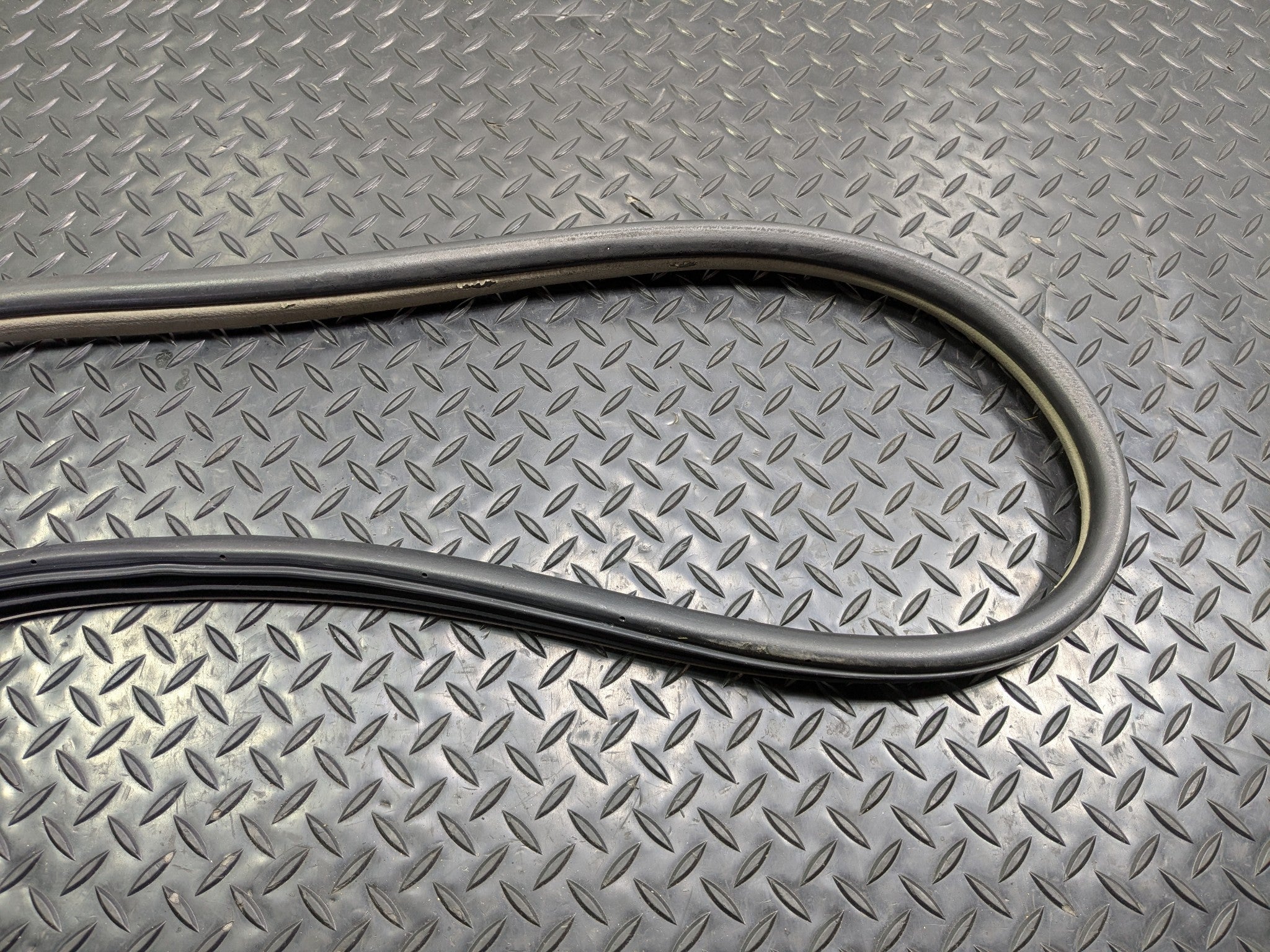04 - 08 OEM ACURA TL FRONT RIGHT PASSENGER SIDE DOOR SEAL WEATHERSTRIP RUBBER