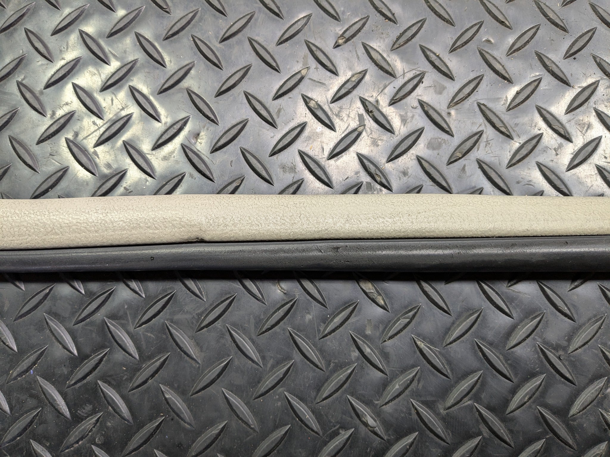 04 - 08 OEM ACURA TL FRONT RIGHT PASSENGER SIDE DOOR SEAL WEATHERSTRIP RUBBER