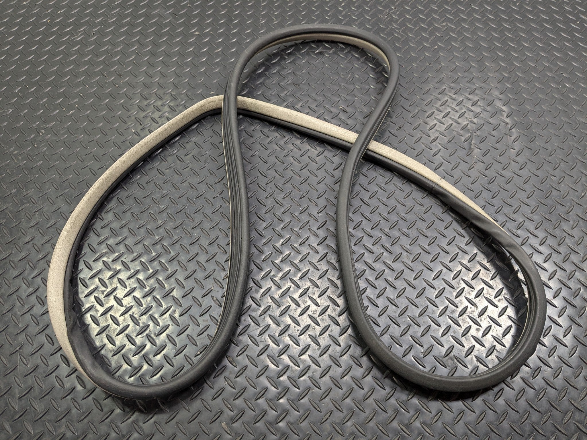 2004 - 2008 OEM ACURA TL FRONT LEFT DRIVER SIDE DOOR SEAL WEATHERSTRIP RUBBER