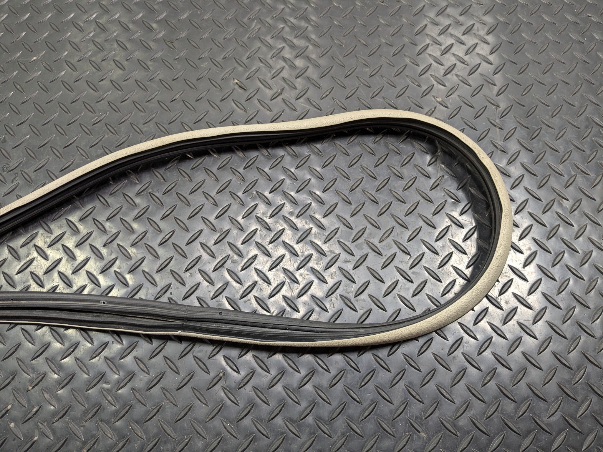 2004 - 2008 OEM ACURA TL FRONT LEFT DRIVER SIDE DOOR SEAL WEATHERSTRIP RUBBER