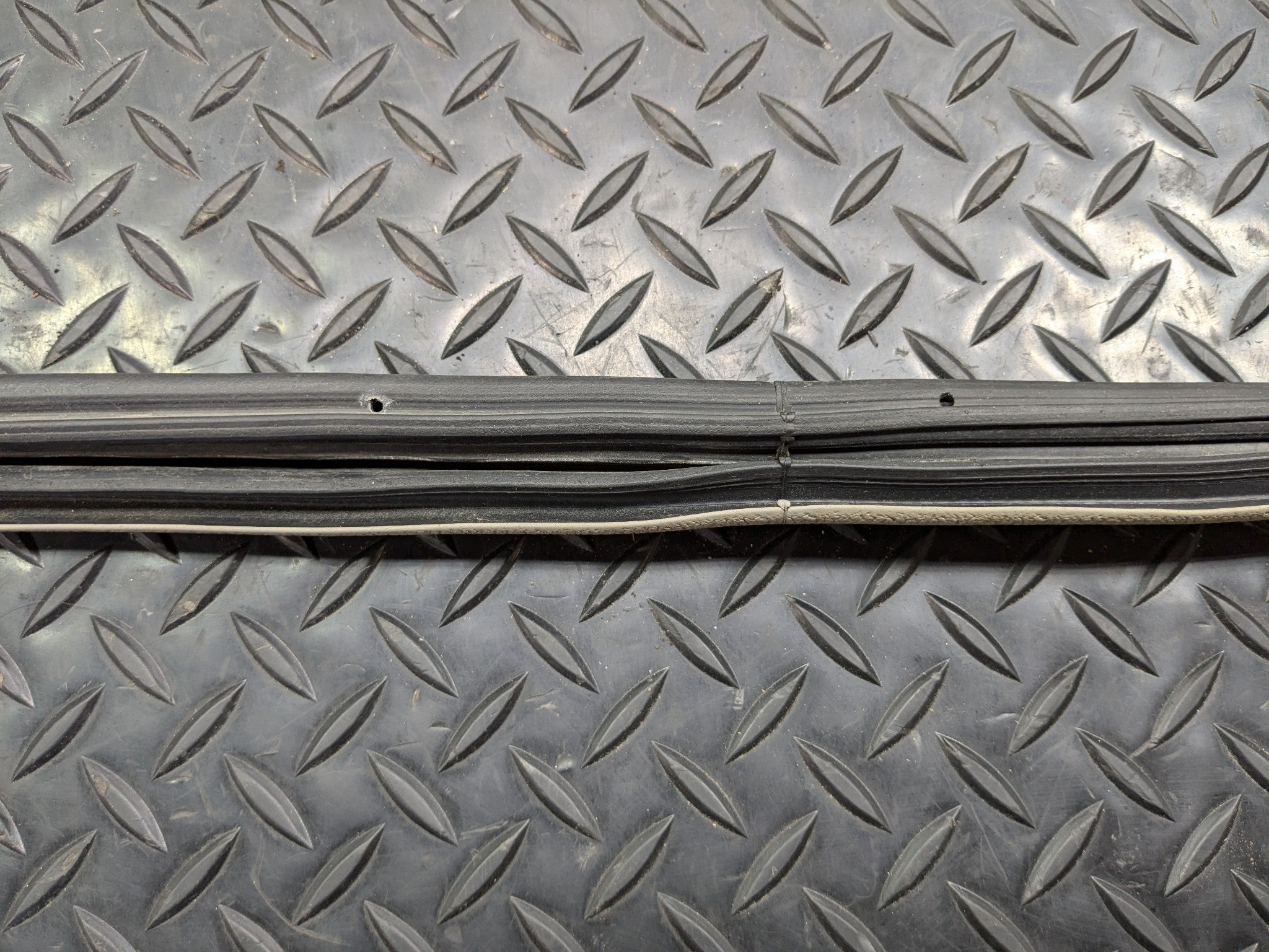 2004 - 2008 OEM ACURA TL FRONT LEFT DRIVER SIDE DOOR SEAL WEATHERSTRIP RUBBER