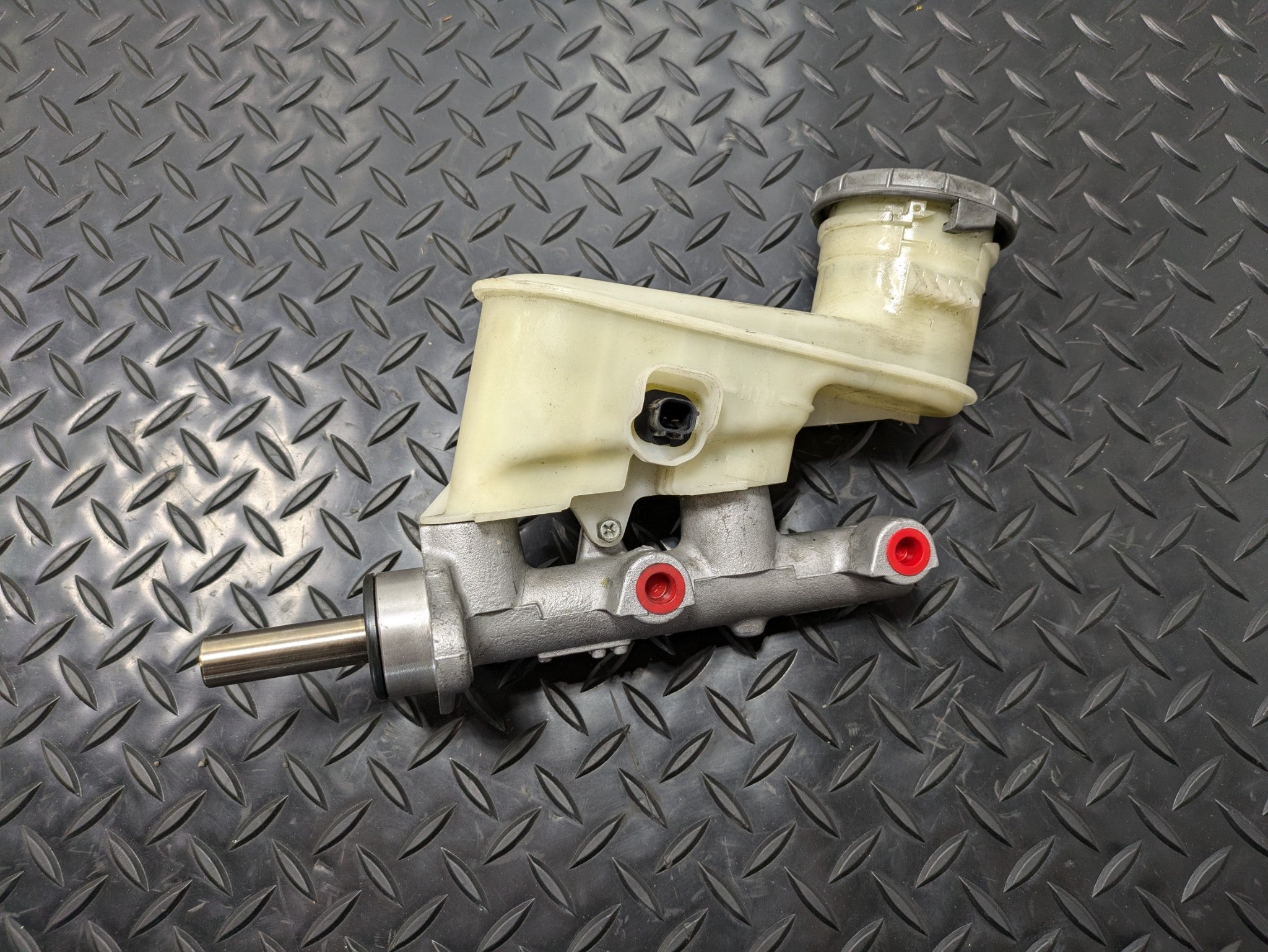 2004 - 2008 ACURA TL BRAKE MASTER CYLINDER RESERVOIR ASSEMBLY