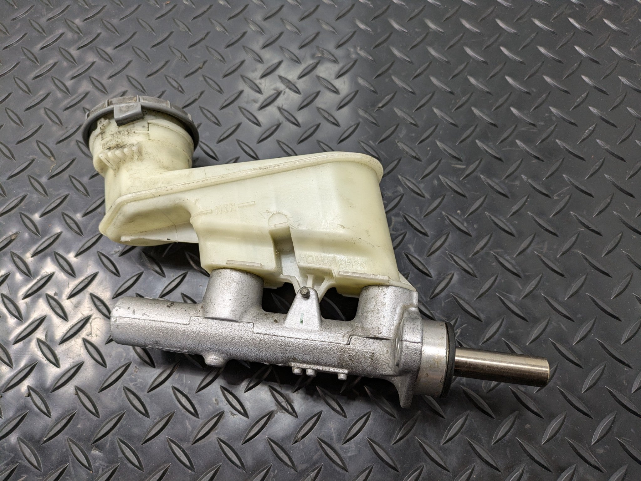 2004 - 2008 ACURA TL BRAKE MASTER CYLINDER RESERVOIR ASSEMBLY