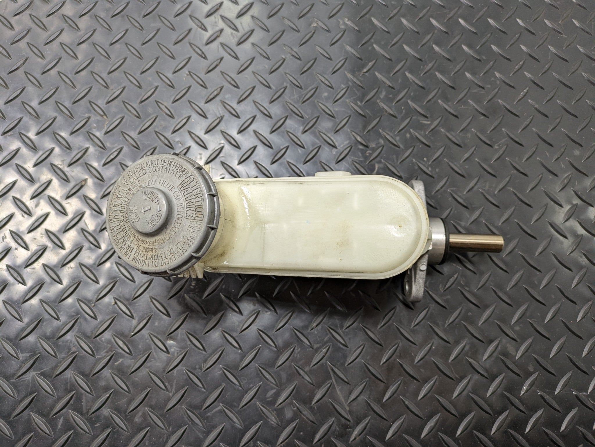2004 - 2008 ACURA TL BRAKE MASTER CYLINDER RESERVOIR ASSEMBLY