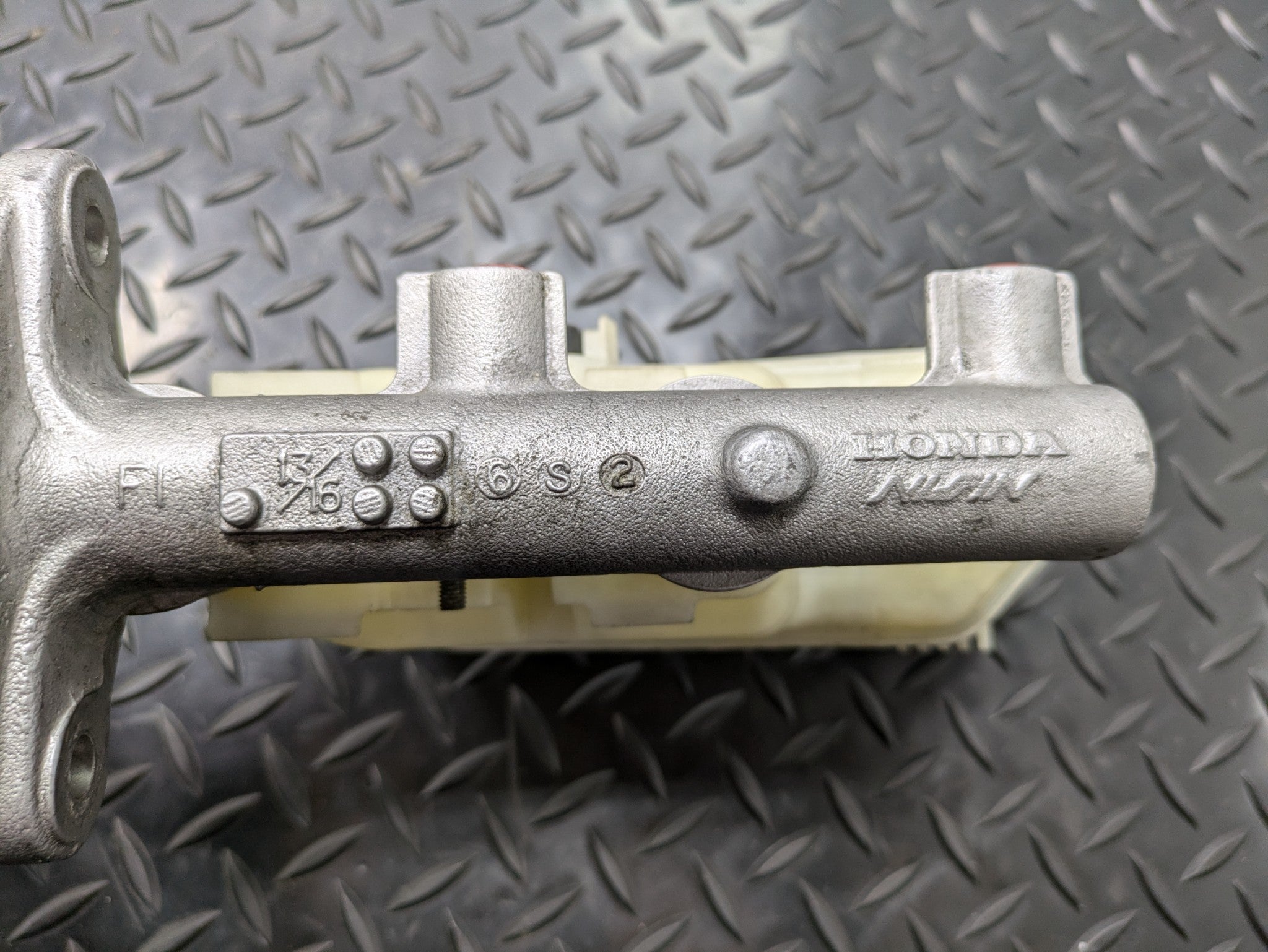 2004 - 2008 ACURA TL BRAKE MASTER CYLINDER RESERVOIR ASSEMBLY