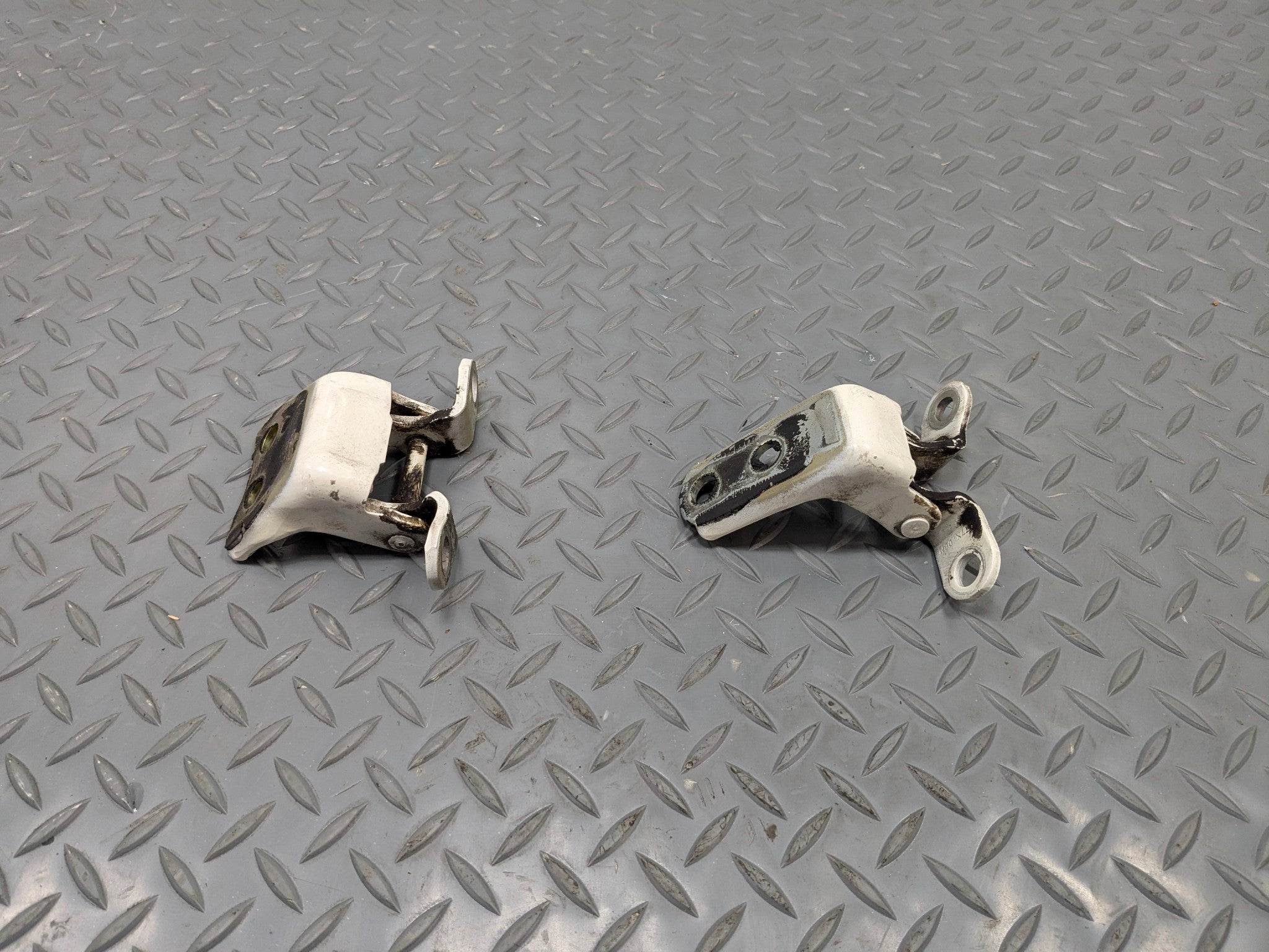 2004 - 2008 OEM ACURA TL FRONT RIGHT PASSENGER UPPER AND LOWER DOOR HINGE SET
