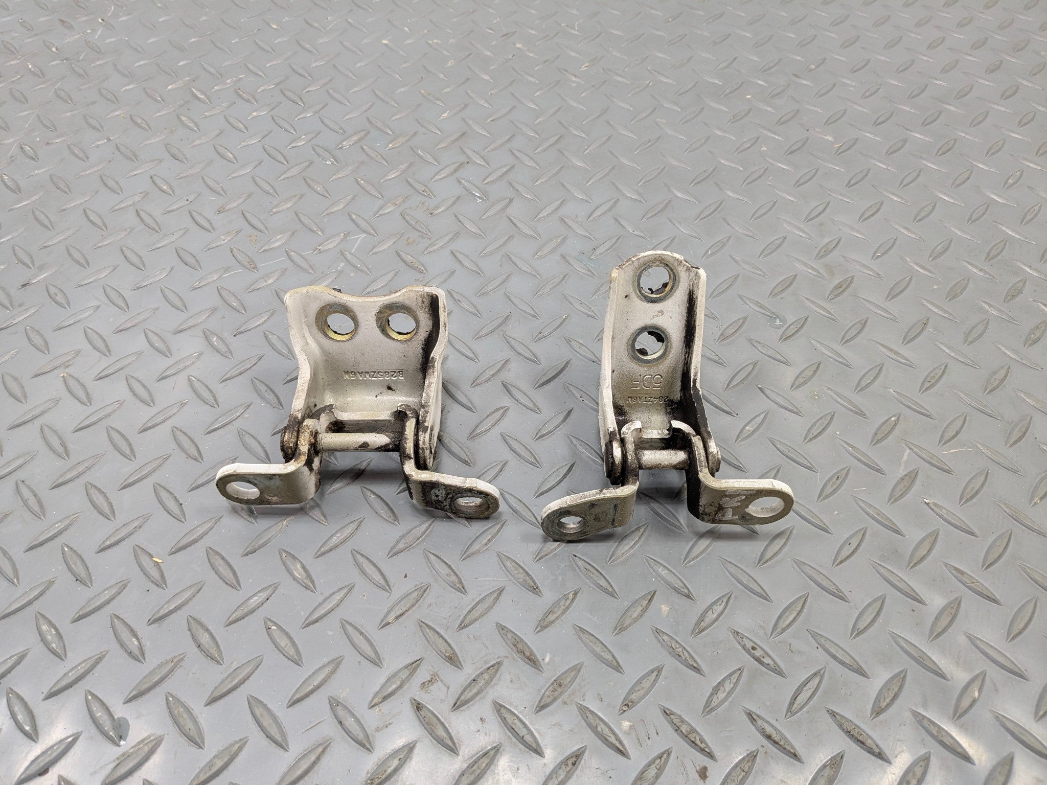 2004 - 2008 OEM ACURA TL FRONT RIGHT PASSENGER UPPER AND LOWER DOOR HINGE SET