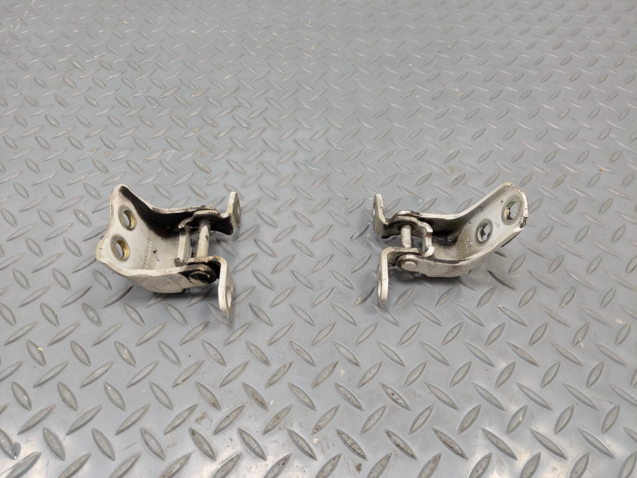 2004 - 2008 OEM ACURA TL FRONT RIGHT PASSENGER UPPER AND LOWER DOOR HINGE SET