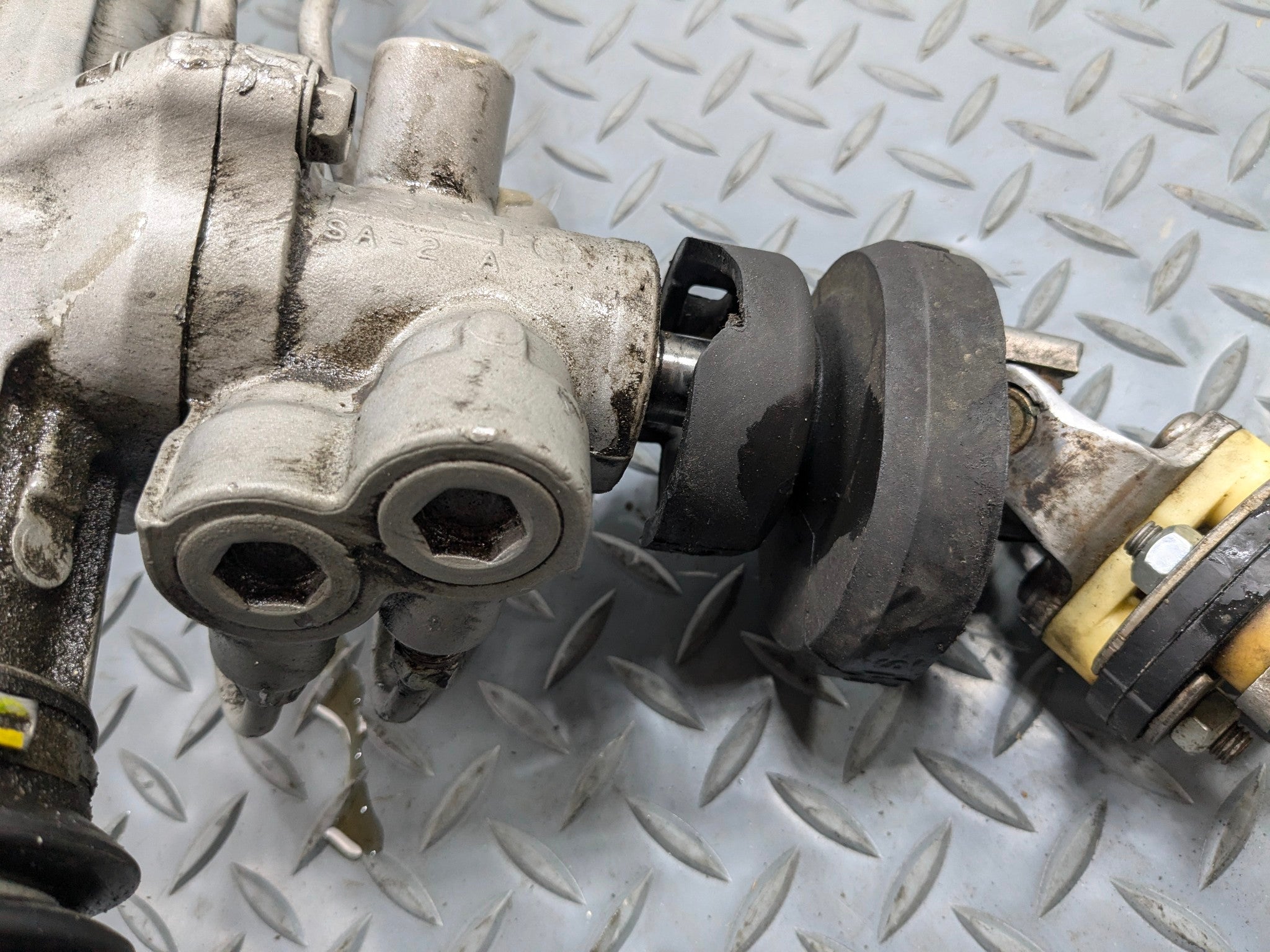 2004 - 2008 ACURA TL POWER STEERING GEAR RACK AND PINION ASSEMBLY