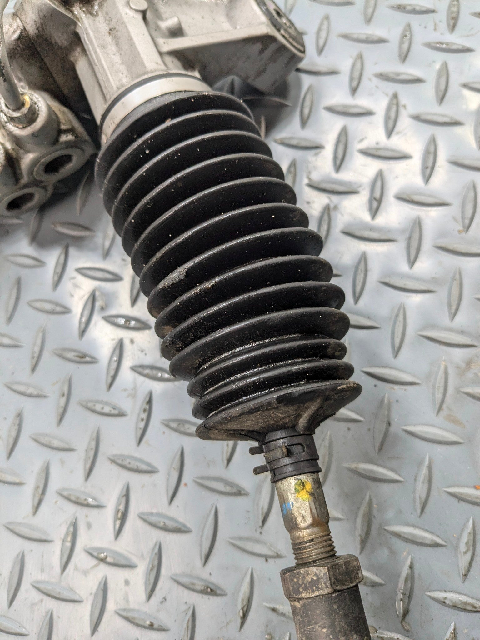 2004 - 2008 ACURA TL POWER STEERING GEAR RACK AND PINION ASSEMBLY