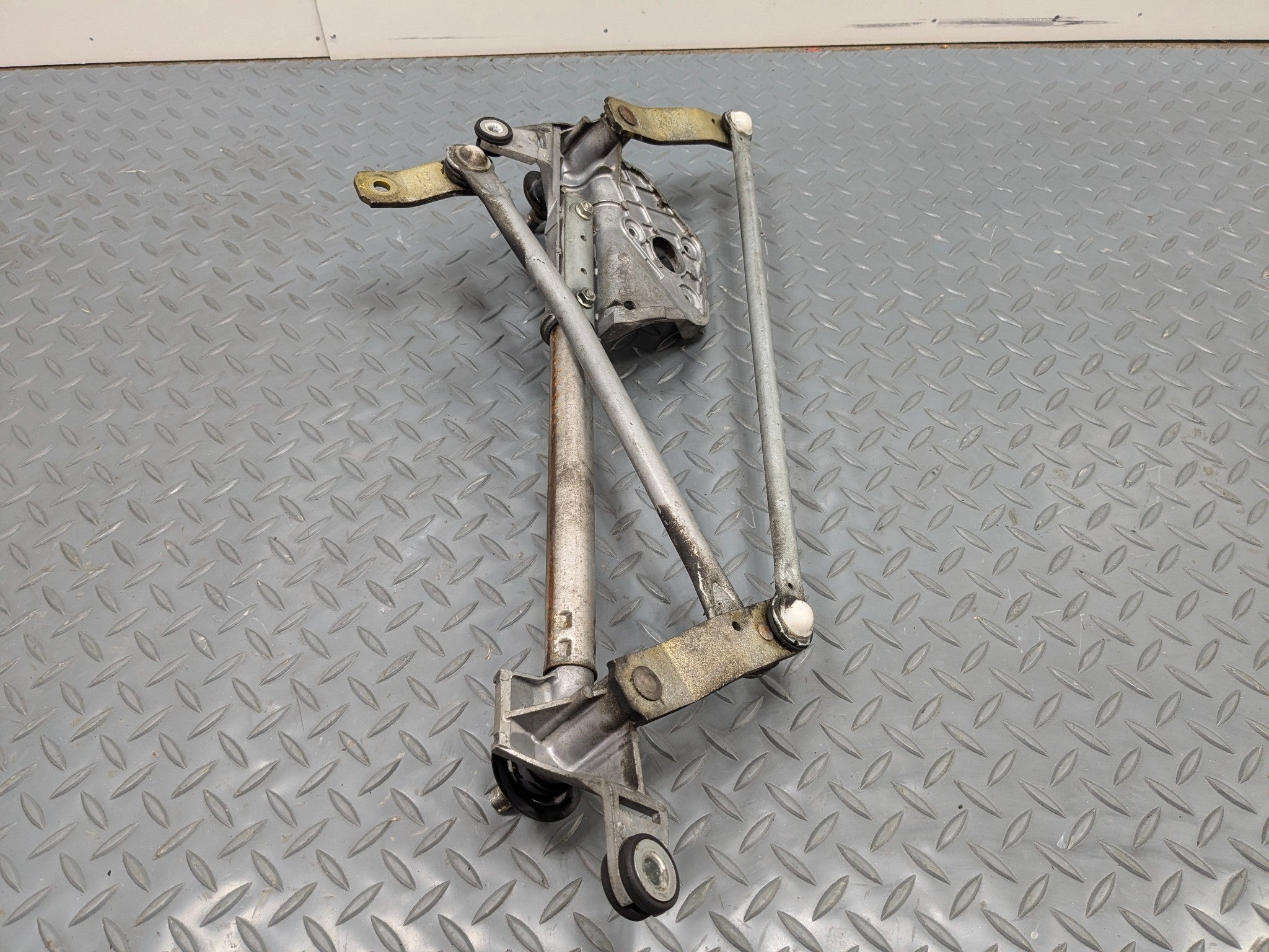 2004 - 2008 OEM ACURA TL FRONT WINDSHIELD WIPER MOTOR LINKAGE ASSEMBLY