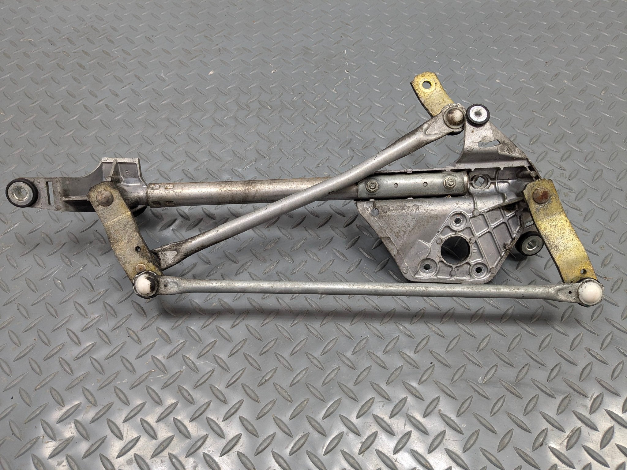 2004 - 2008 OEM ACURA TL FRONT WINDSHIELD WIPER MOTOR LINKAGE ASSEMBLY