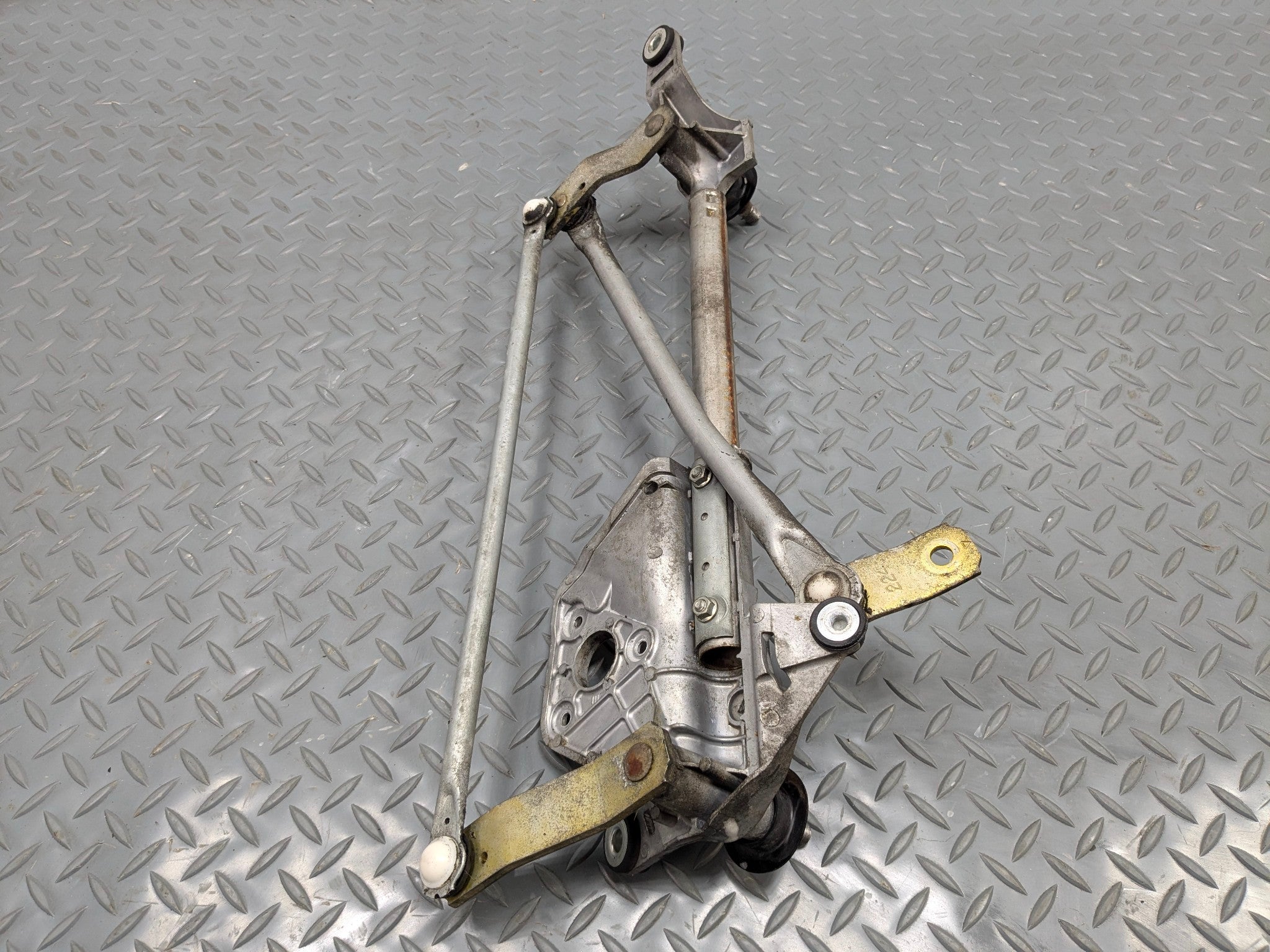 2004 - 2008 OEM ACURA TL FRONT WINDSHIELD WIPER MOTOR LINKAGE ASSEMBLY