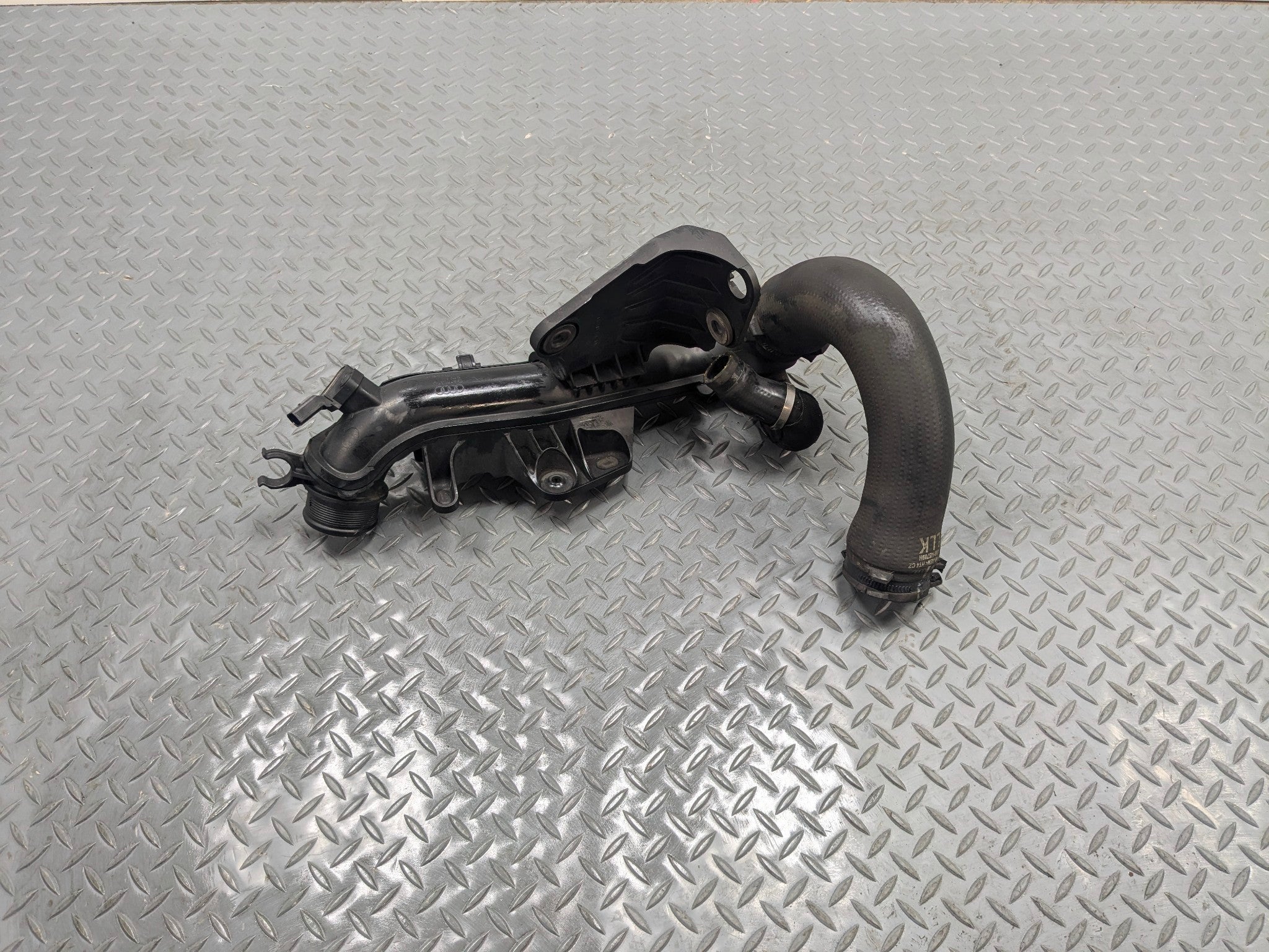 2008 - 2011 OEM AUDI A4 AIR INTAKE PIPE RESONATOR BOX MAP SENSOR