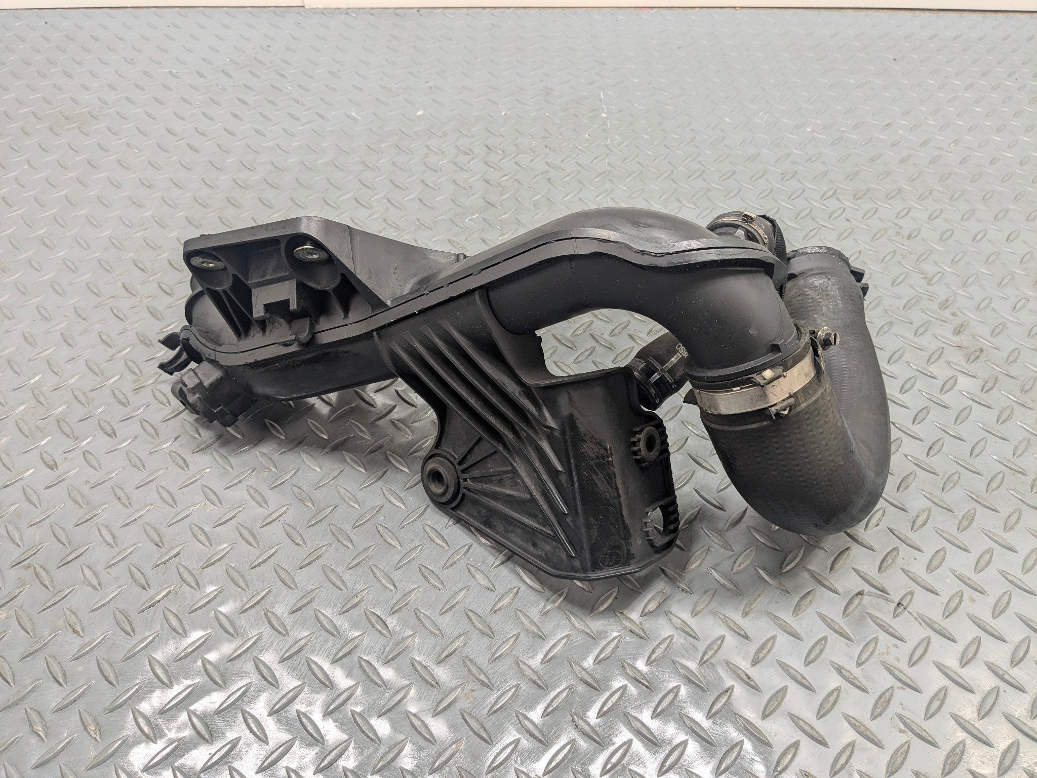 2008 - 2011 OEM AUDI A4 AIR INTAKE PIPE RESONATOR BOX MAP SENSOR
