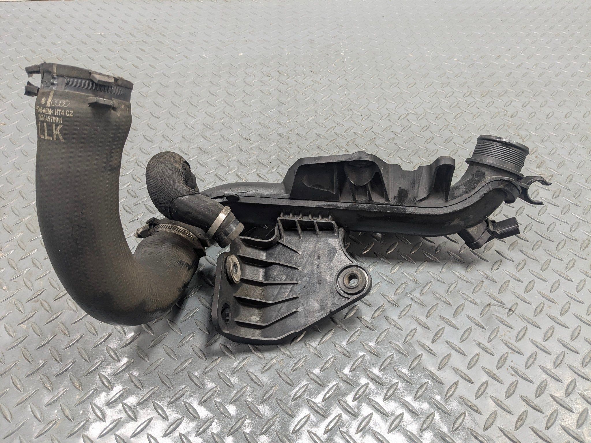 2008 - 2011 OEM AUDI A4 AIR INTAKE PIPE RESONATOR BOX MAP SENSOR