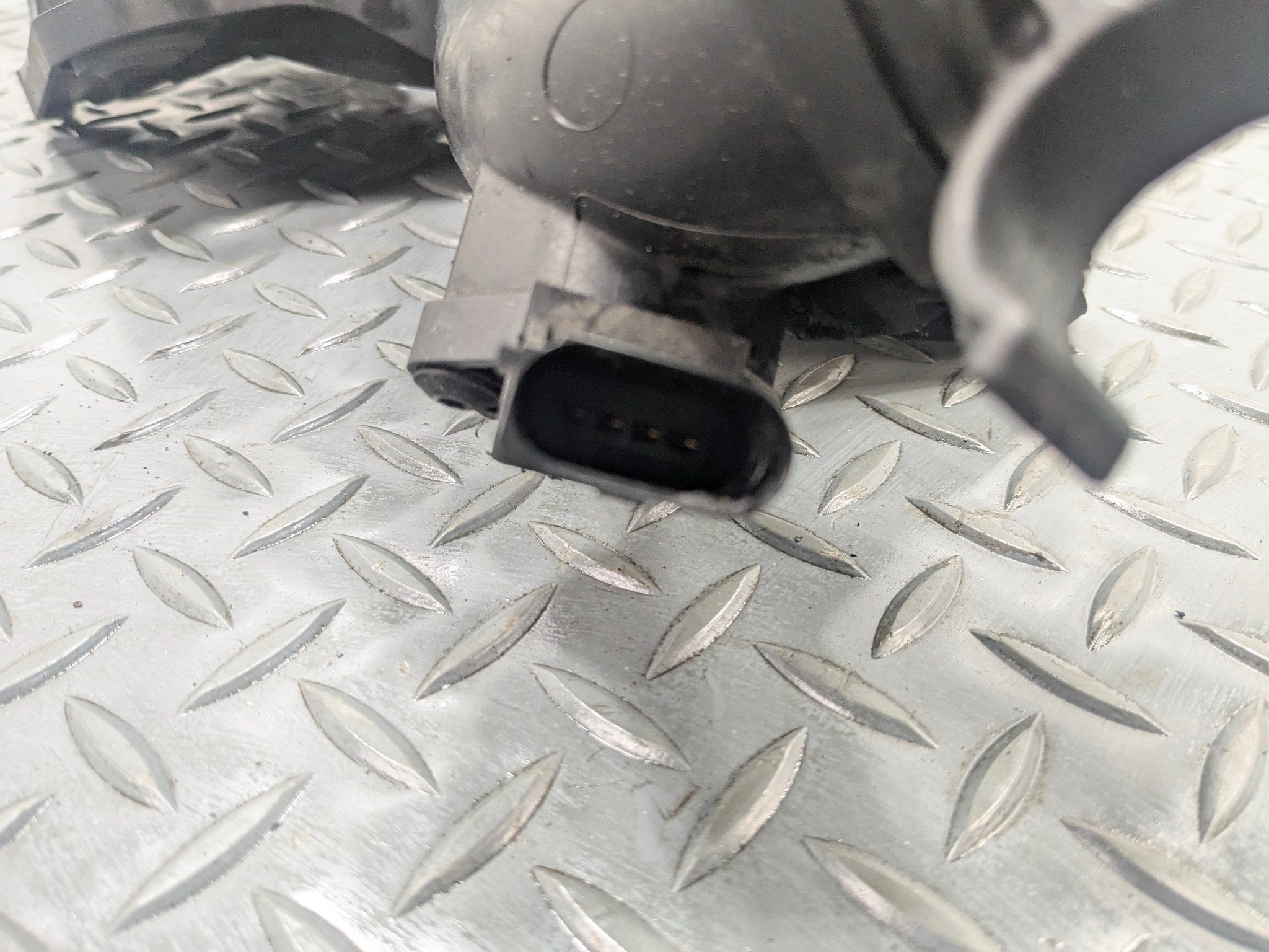 2008 - 2011 OEM AUDI A4 AIR INTAKE PIPE RESONATOR BOX MAP SENSOR